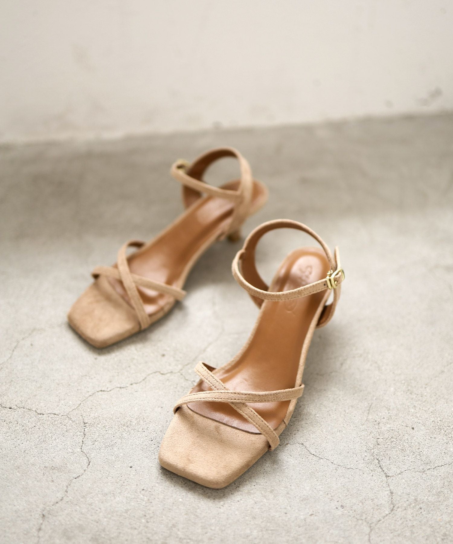 スクエアトゥクロスストラップミドルヒールサンダル