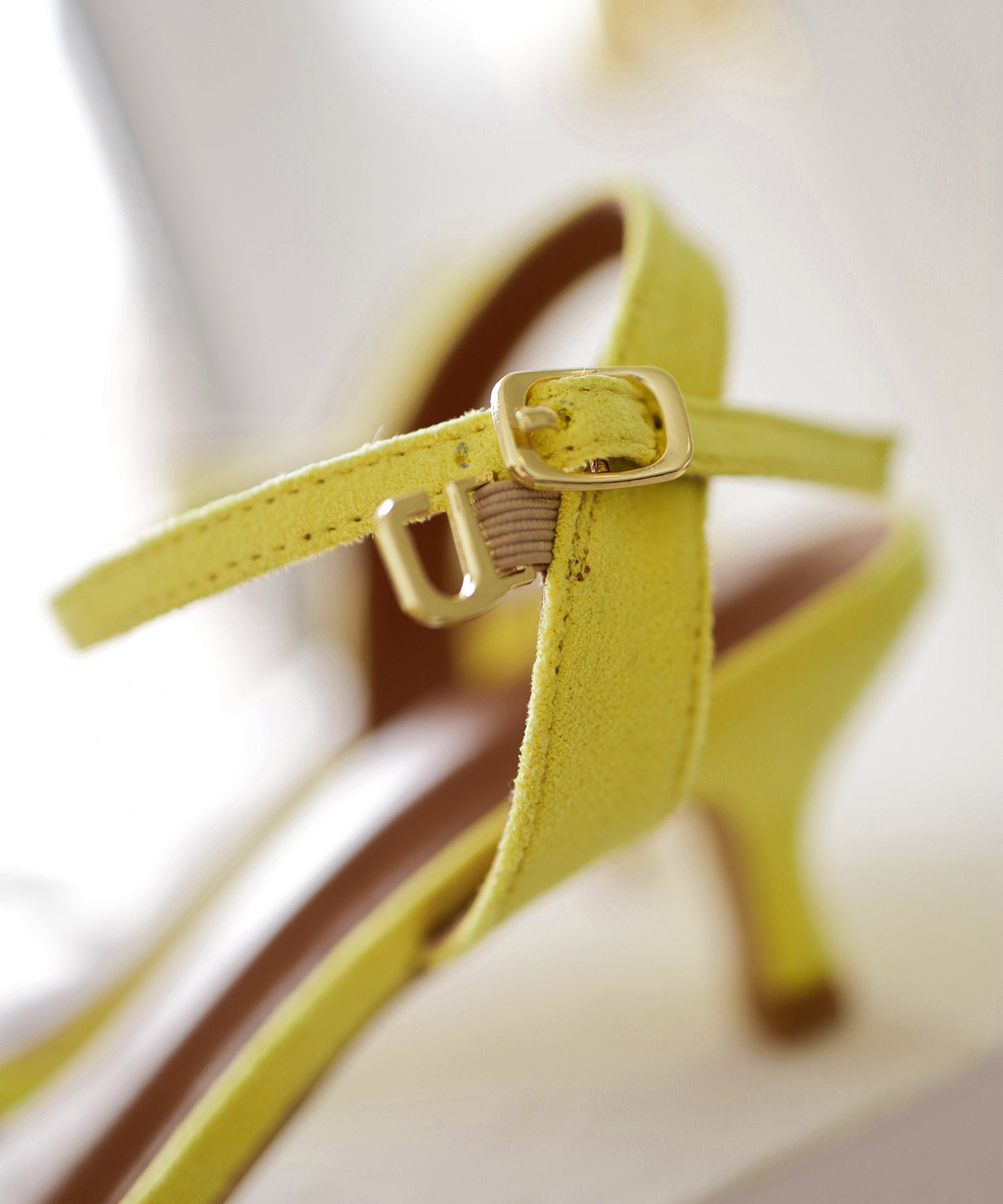 スクエアトゥクロスストラップミドルヒールサンダル