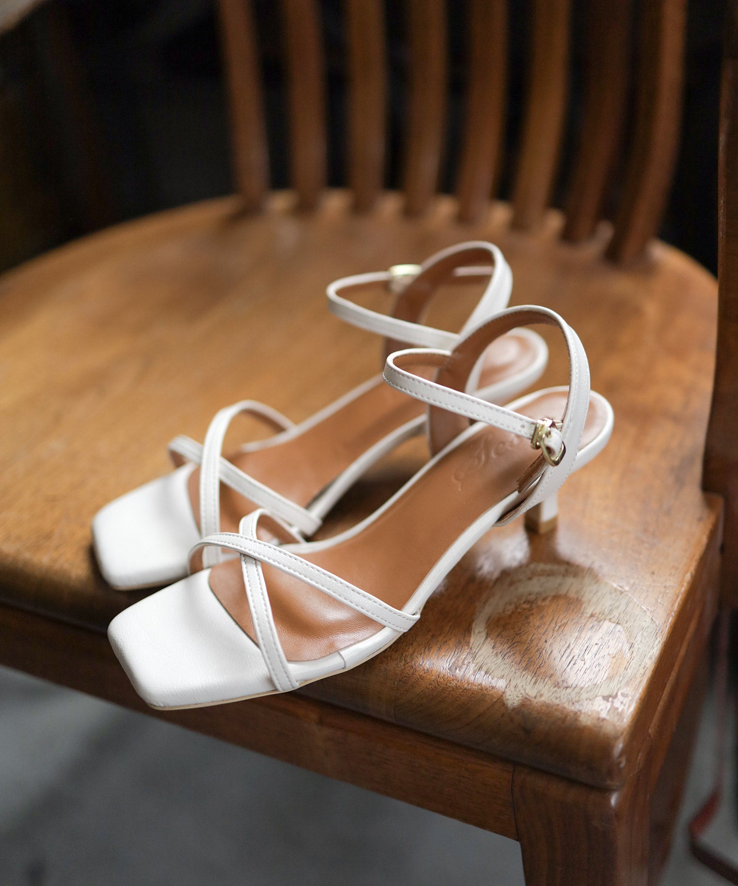 スクエアトゥクロスストラップミドルヒールサンダル