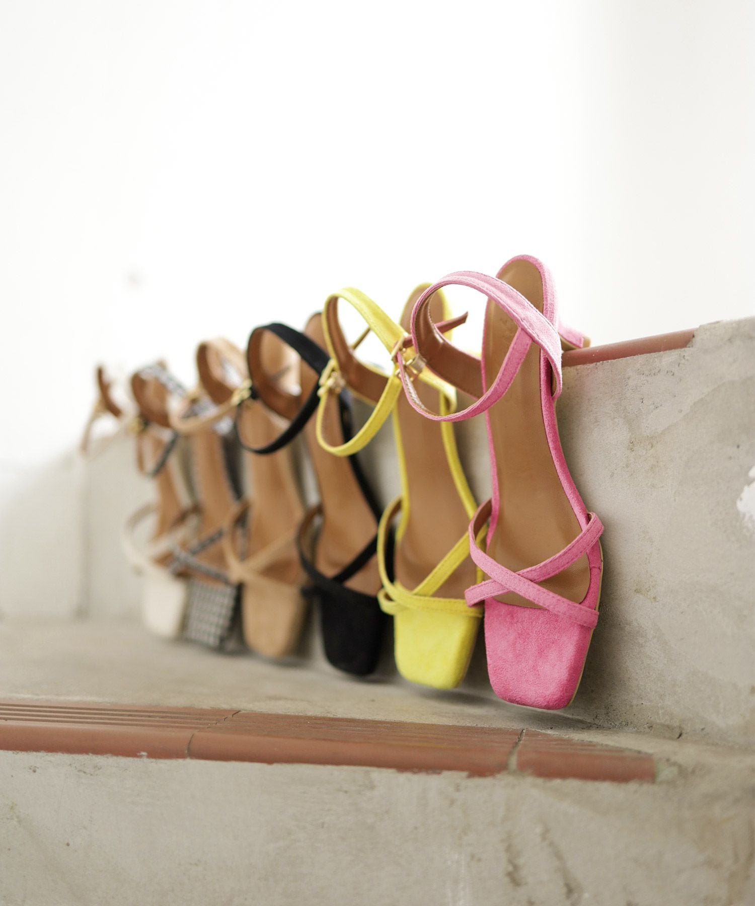 スクエアトゥクロスストラップミドルヒールサンダル