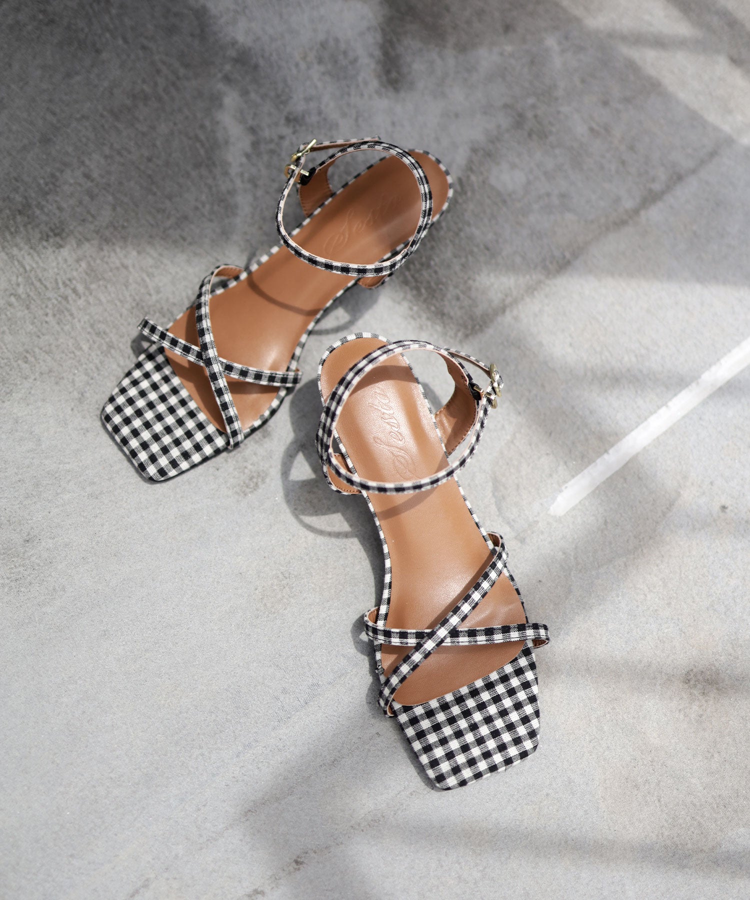 スクエアトゥクロスストラップミドルヒールサンダル