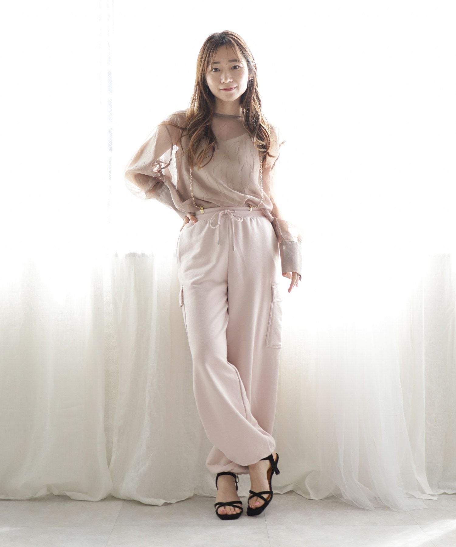 スクエアトゥクロスストラップミドルヒールサンダル