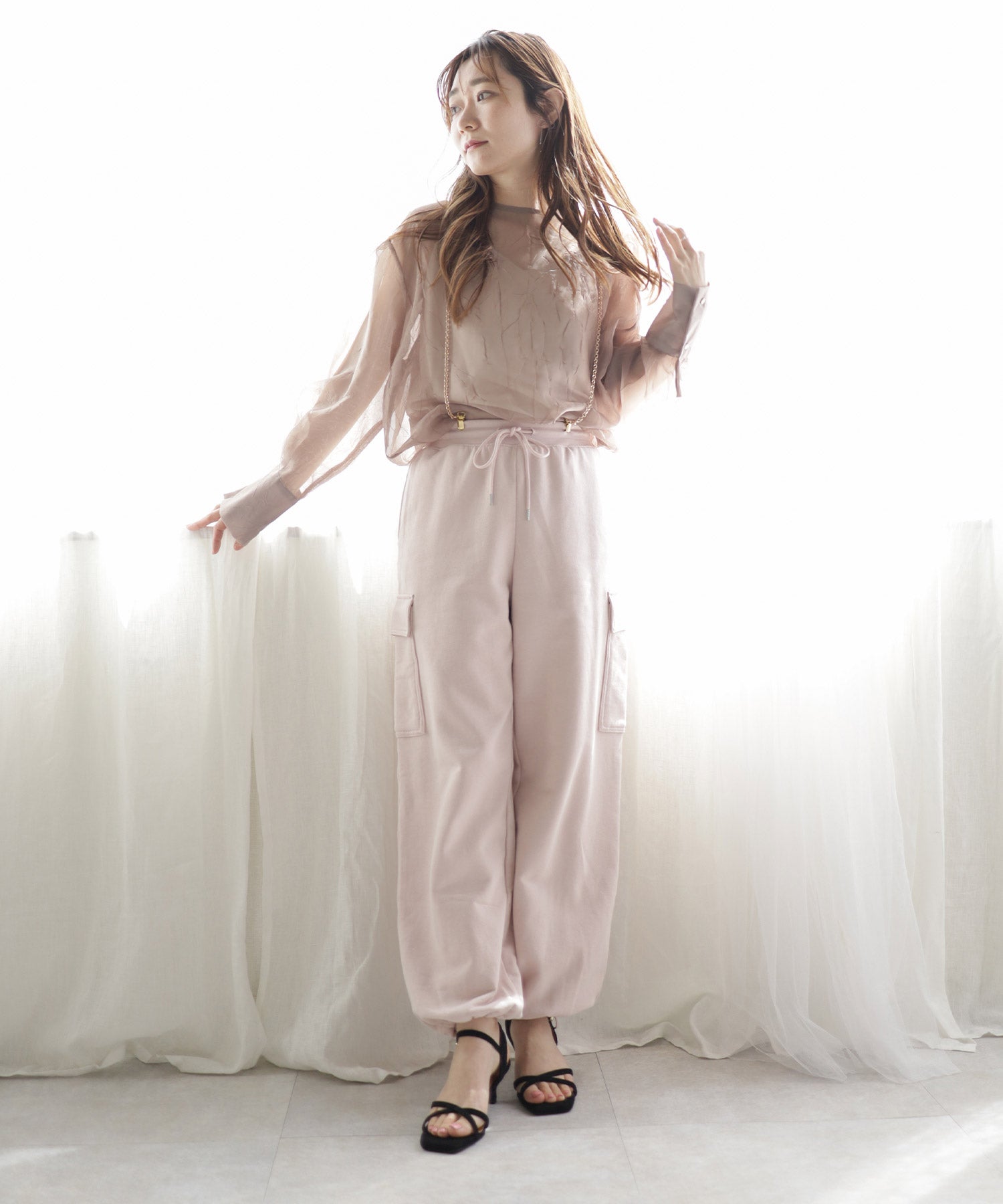 スクエアトゥクロスストラップミドルヒールサンダル