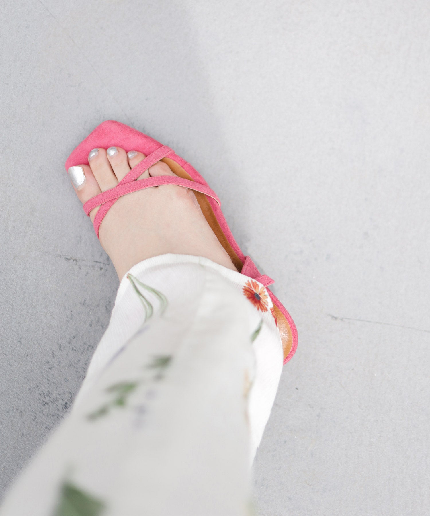 スクエアトゥクロスストラップミドルヒールサンダル