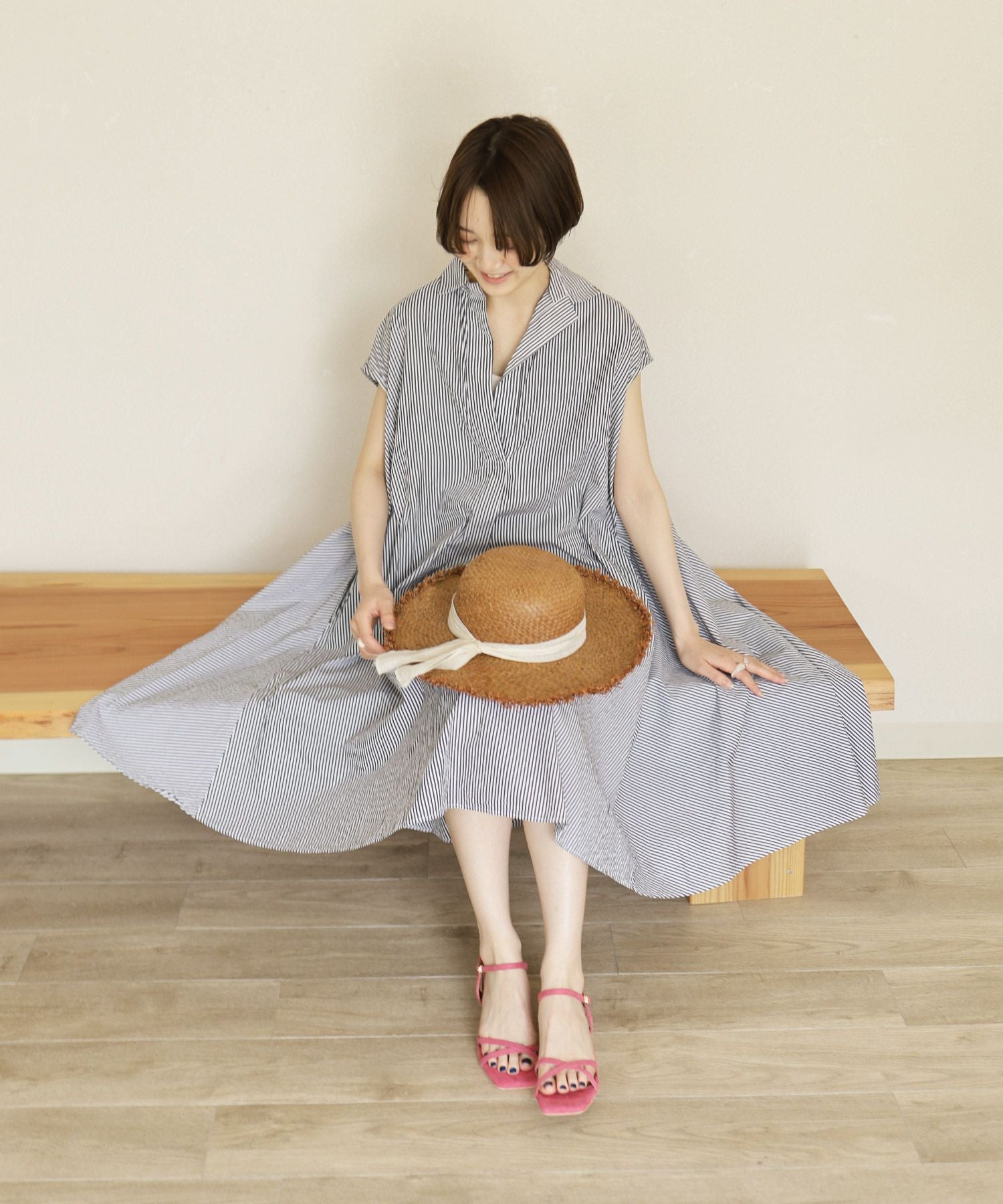 スクエアトゥクロスストラップミドルヒールサンダル