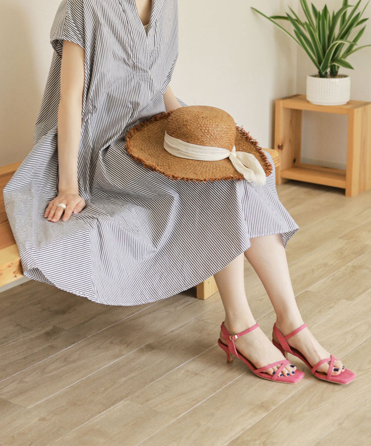 スクエアトゥクロスストラップミドルヒールサンダル