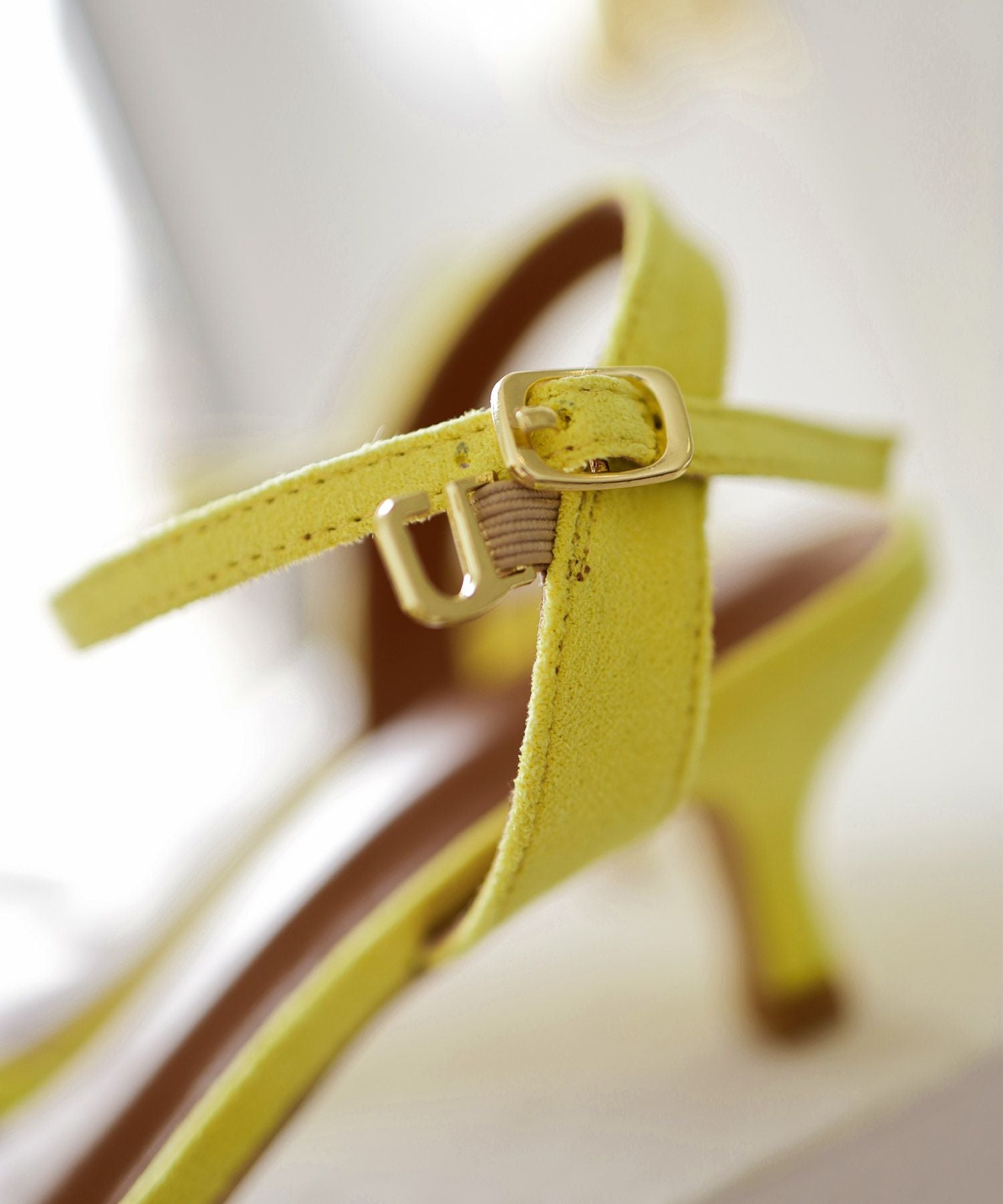 スクエアトゥクロスストラップミドルヒールサンダル