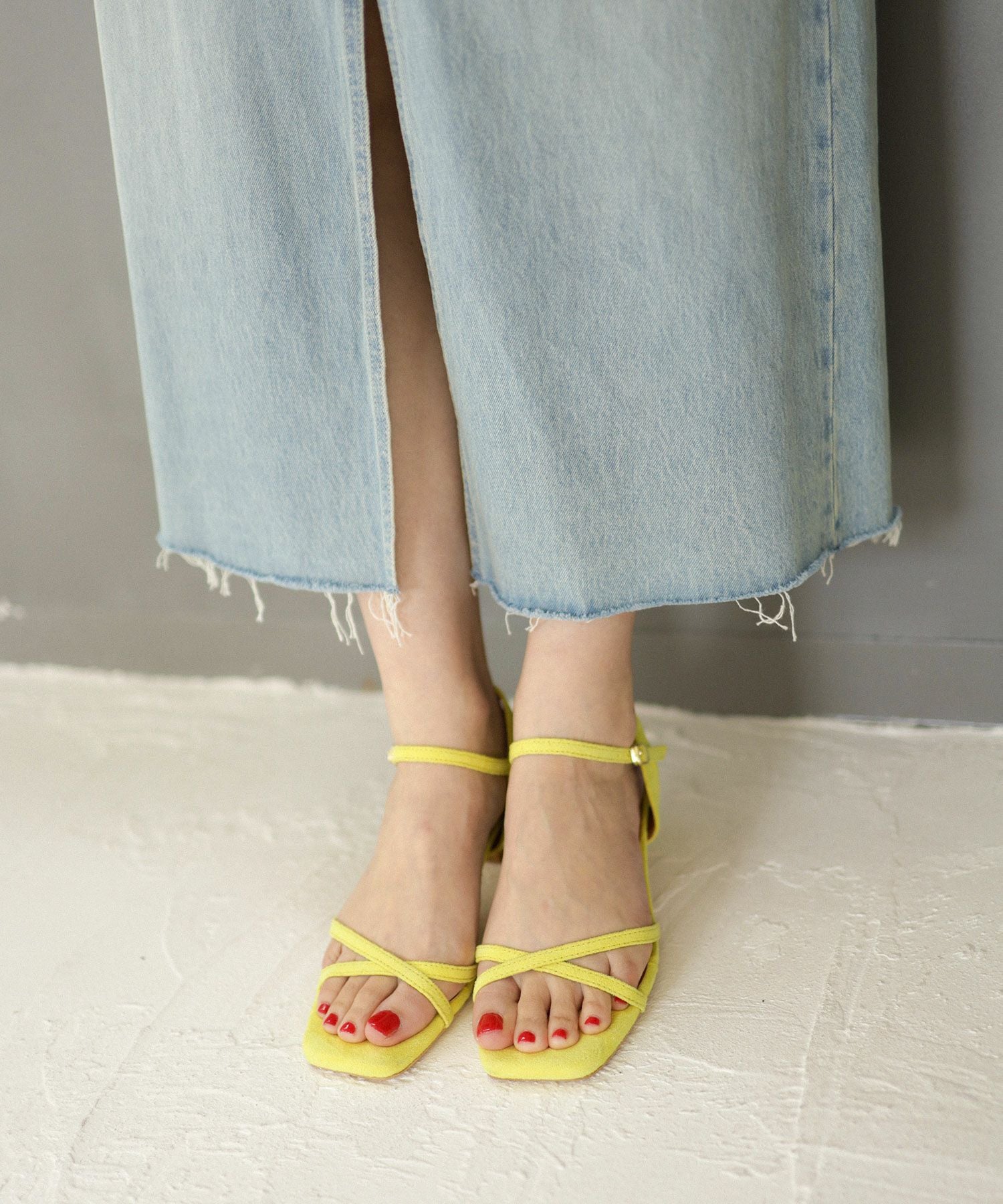 スクエアトゥクロスストラップミドルヒールサンダル