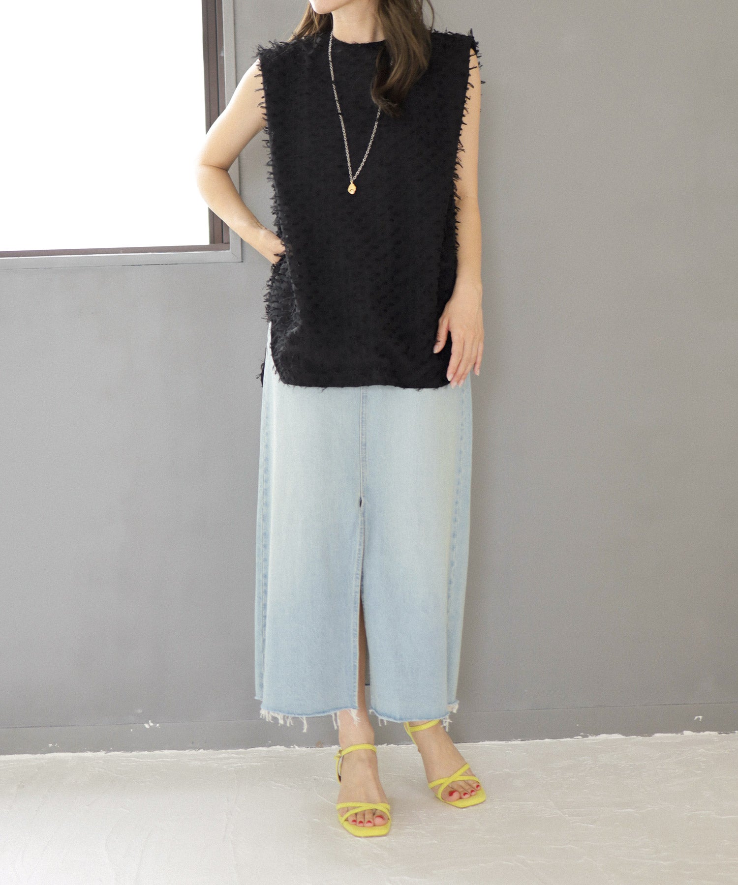 スクエアトゥクロスストラップミドルヒールサンダル