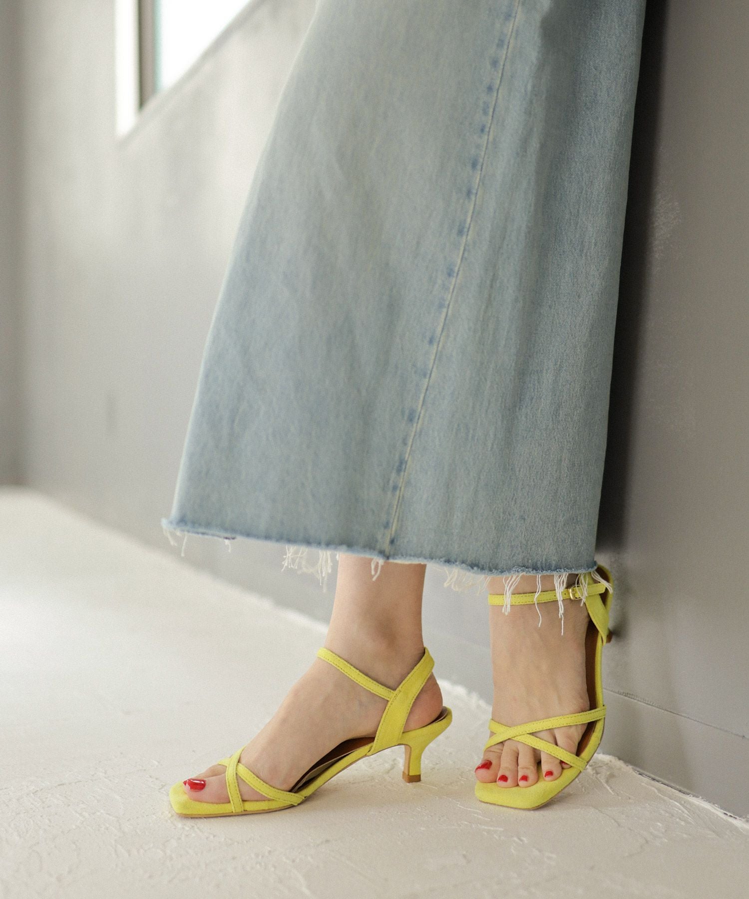 スクエアトゥクロスストラップミドルヒールサンダル