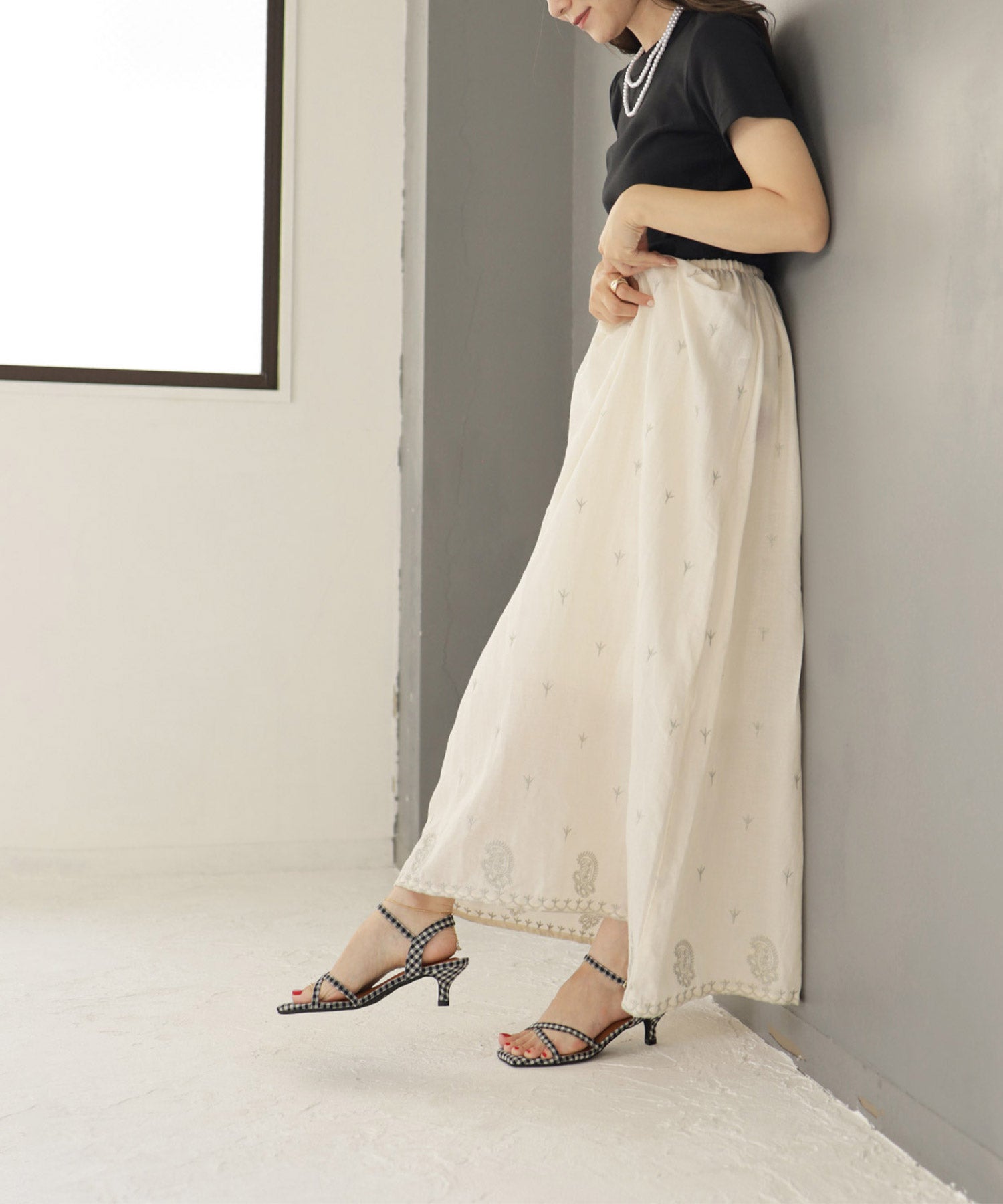 スクエアトゥクロスストラップミドルヒールサンダル