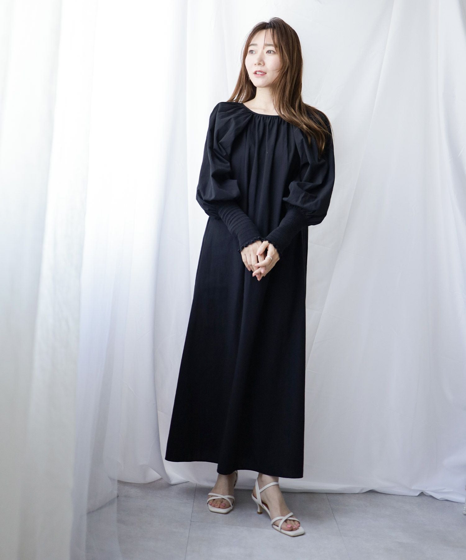 スクエアトゥクロスストラップミドルヒールサンダル