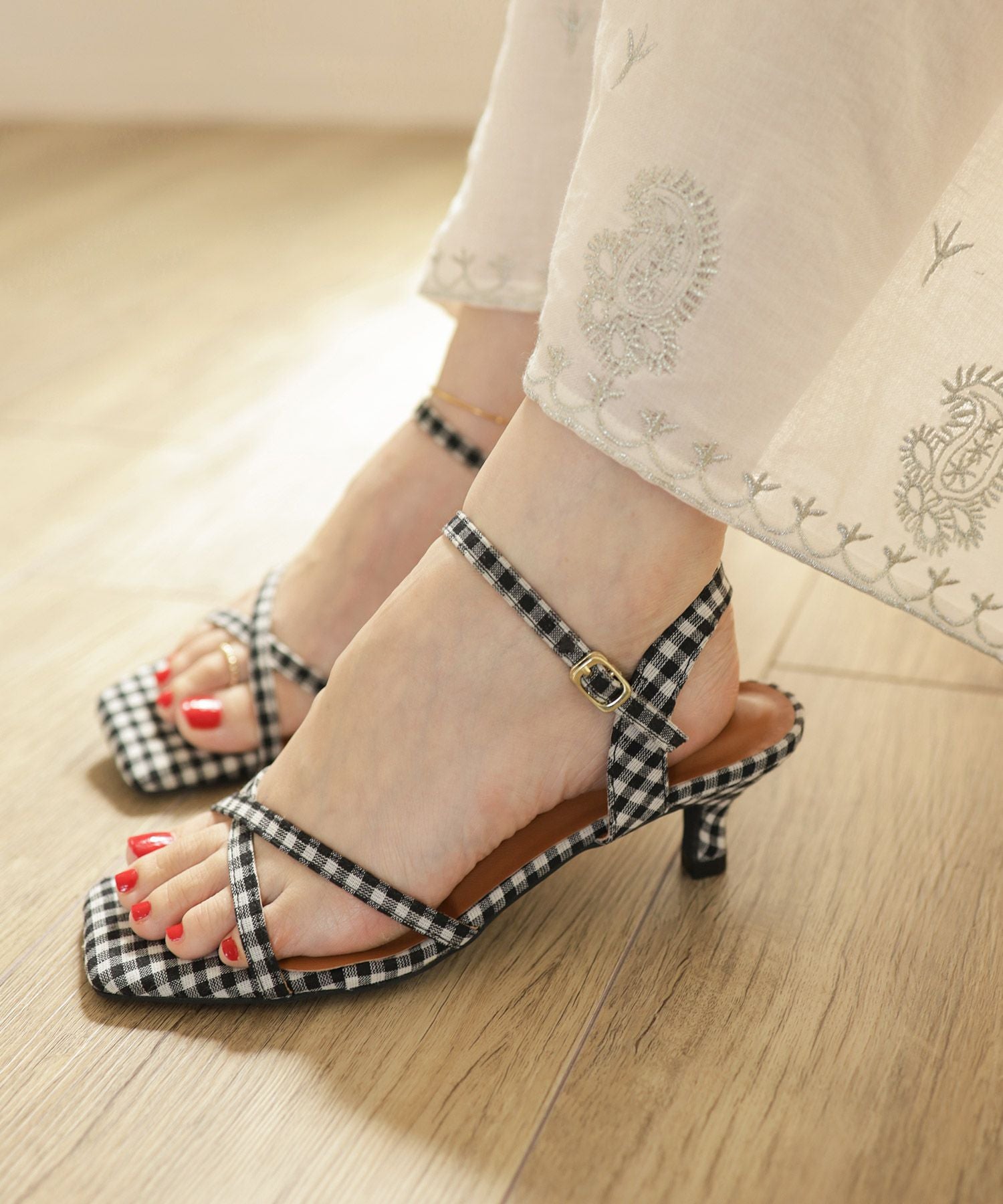 スクエアトゥクロスストラップミドルヒールサンダル