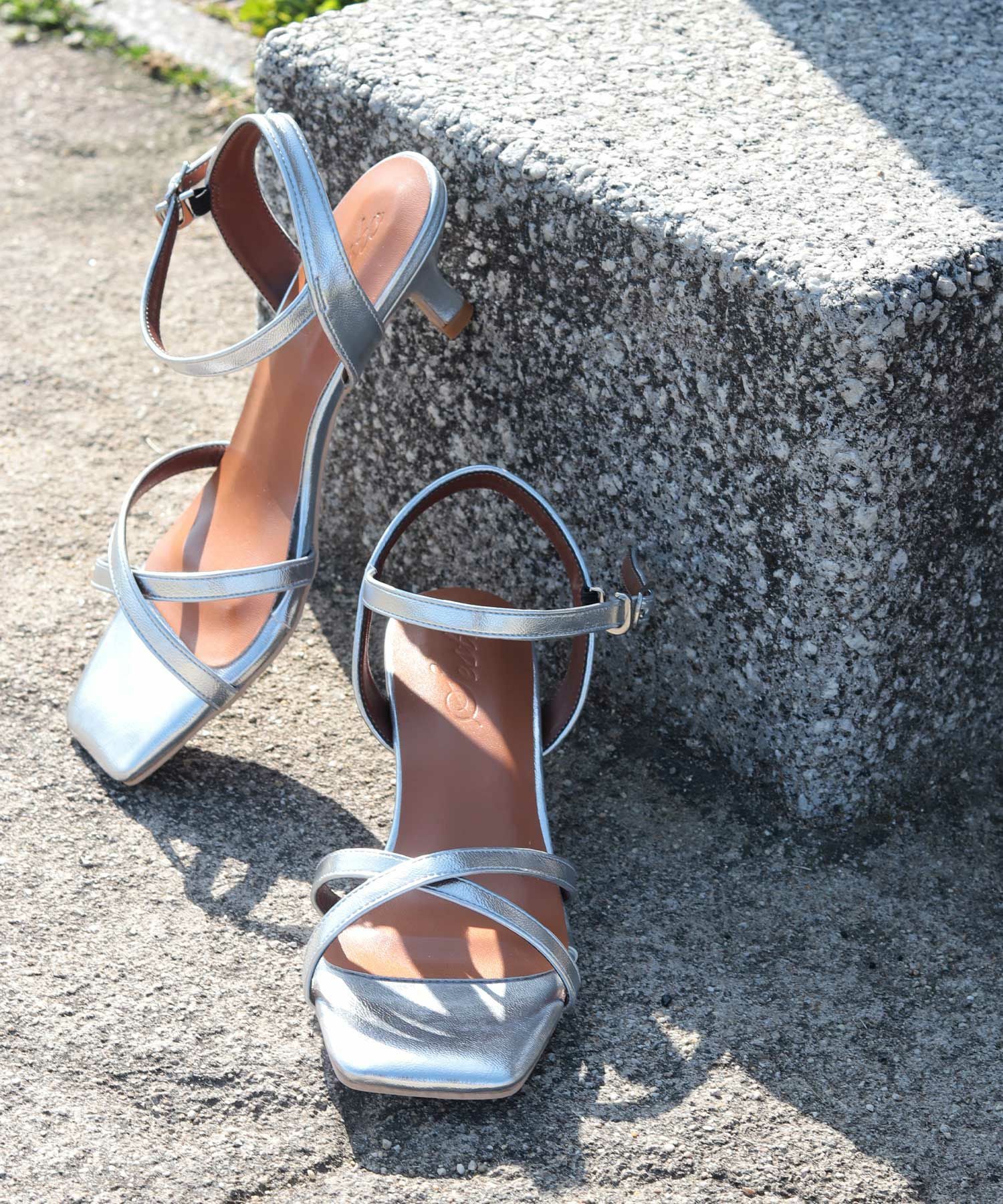 スクエアトゥクロスストラップミドルヒールサンダル