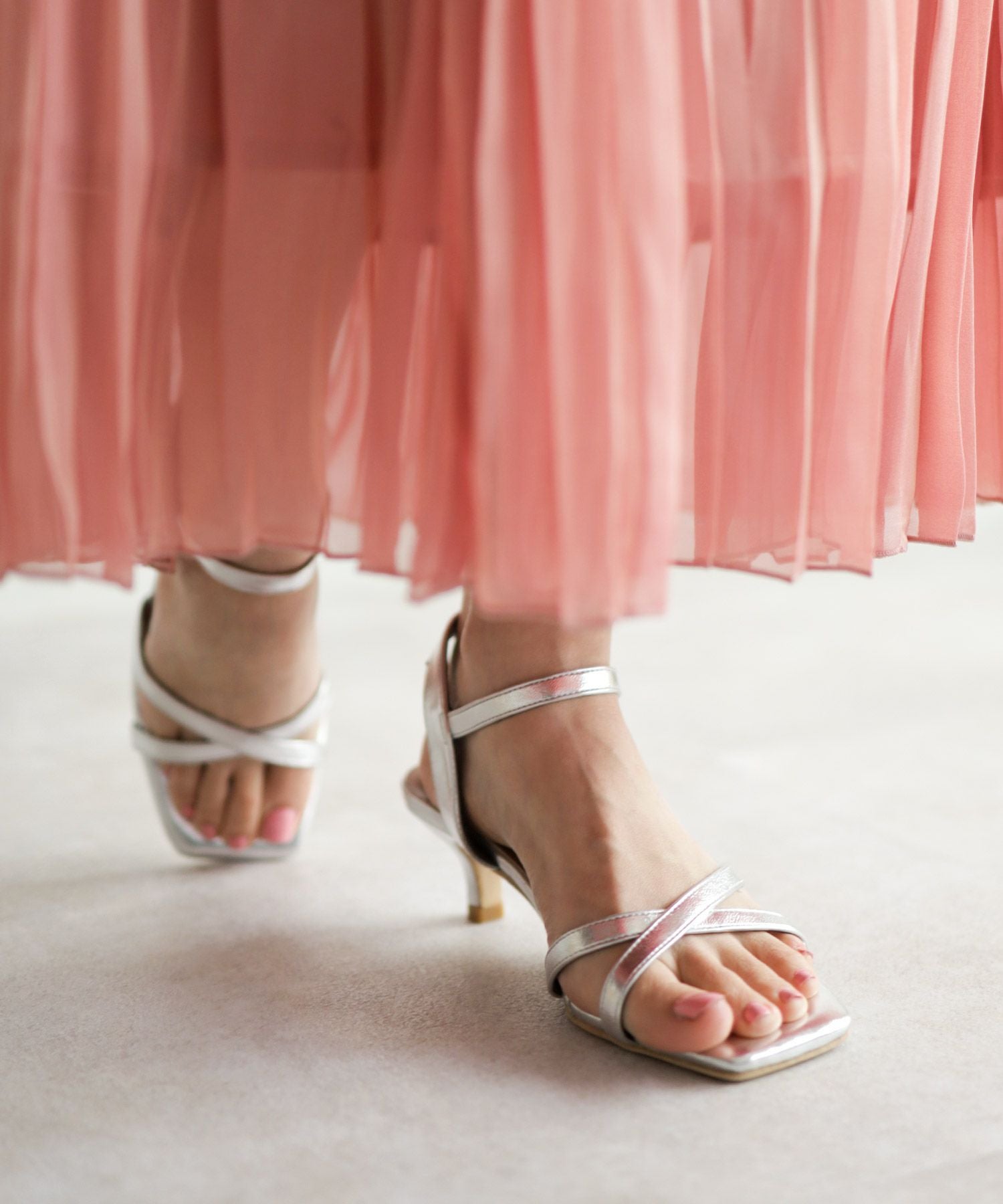 スクエアトゥクロスストラップミドルヒールサンダル