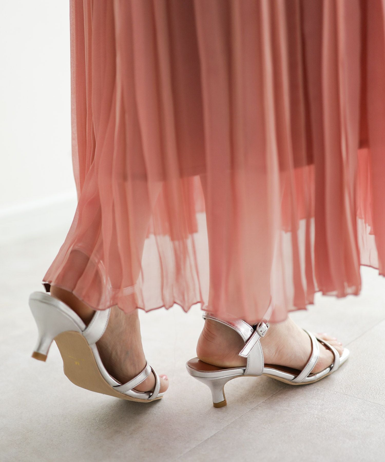 スクエアトゥクロスストラップミドルヒールサンダル