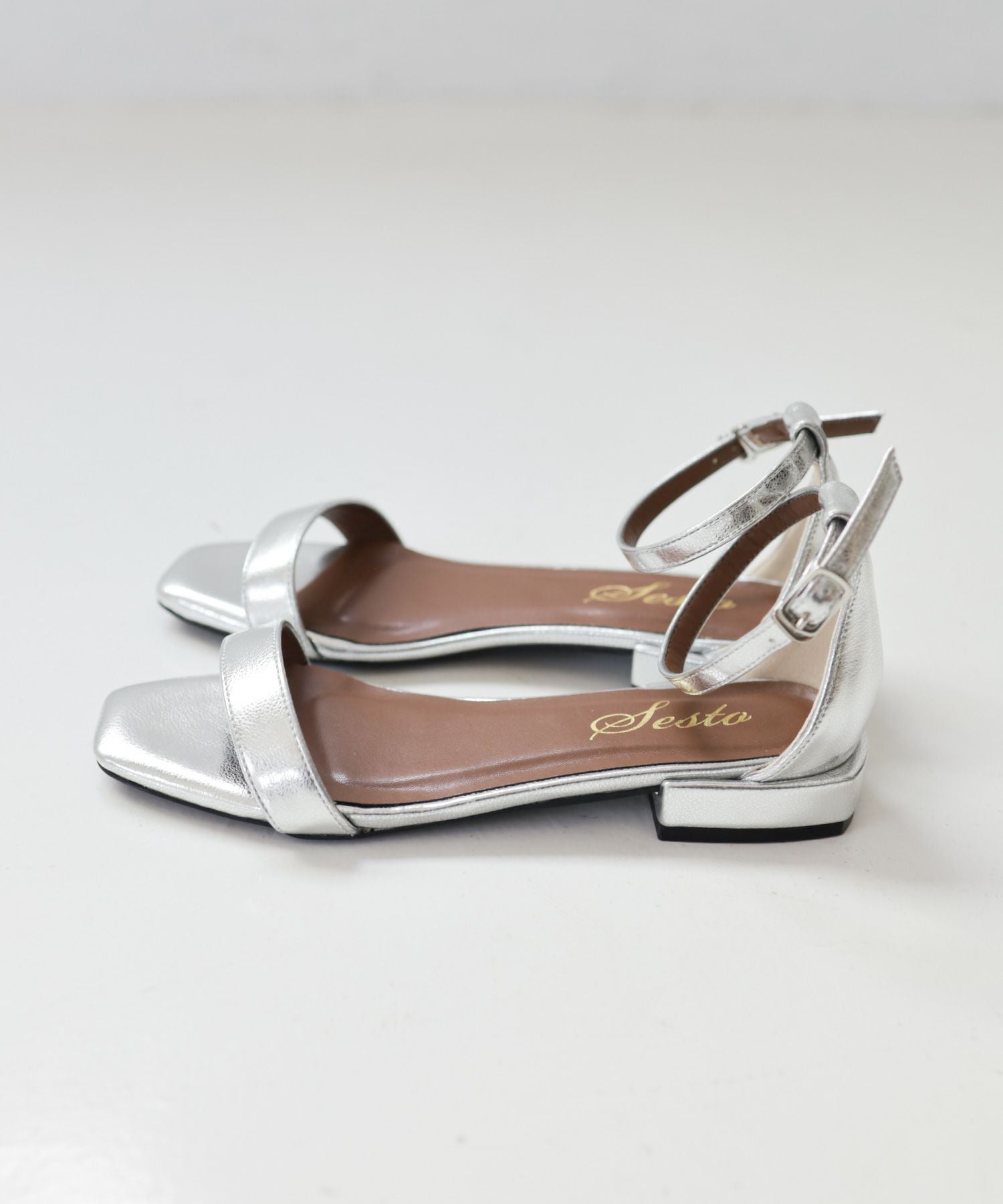 オーバーヒールアンクルストラップバーサンダル