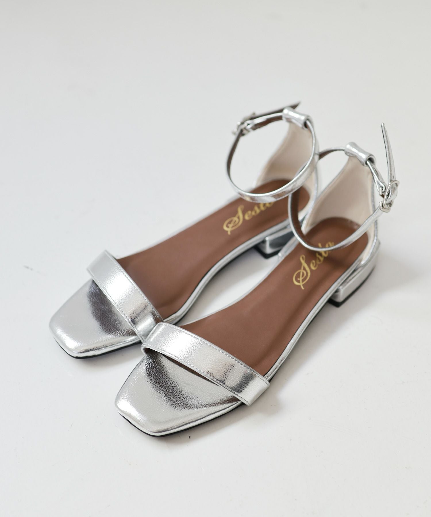 オーバーヒールアンクルストラップバーサンダル