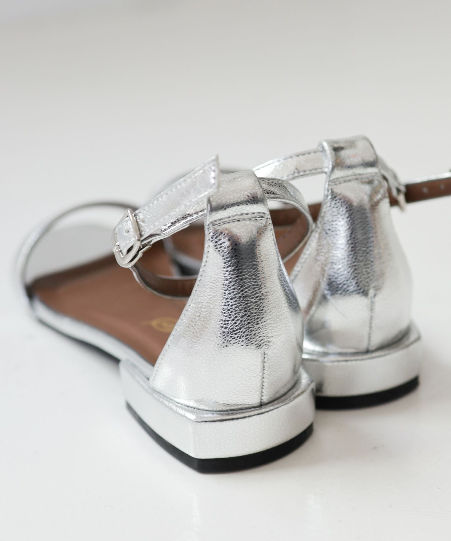 オーバーヒールアンクルストラップバーサンダル