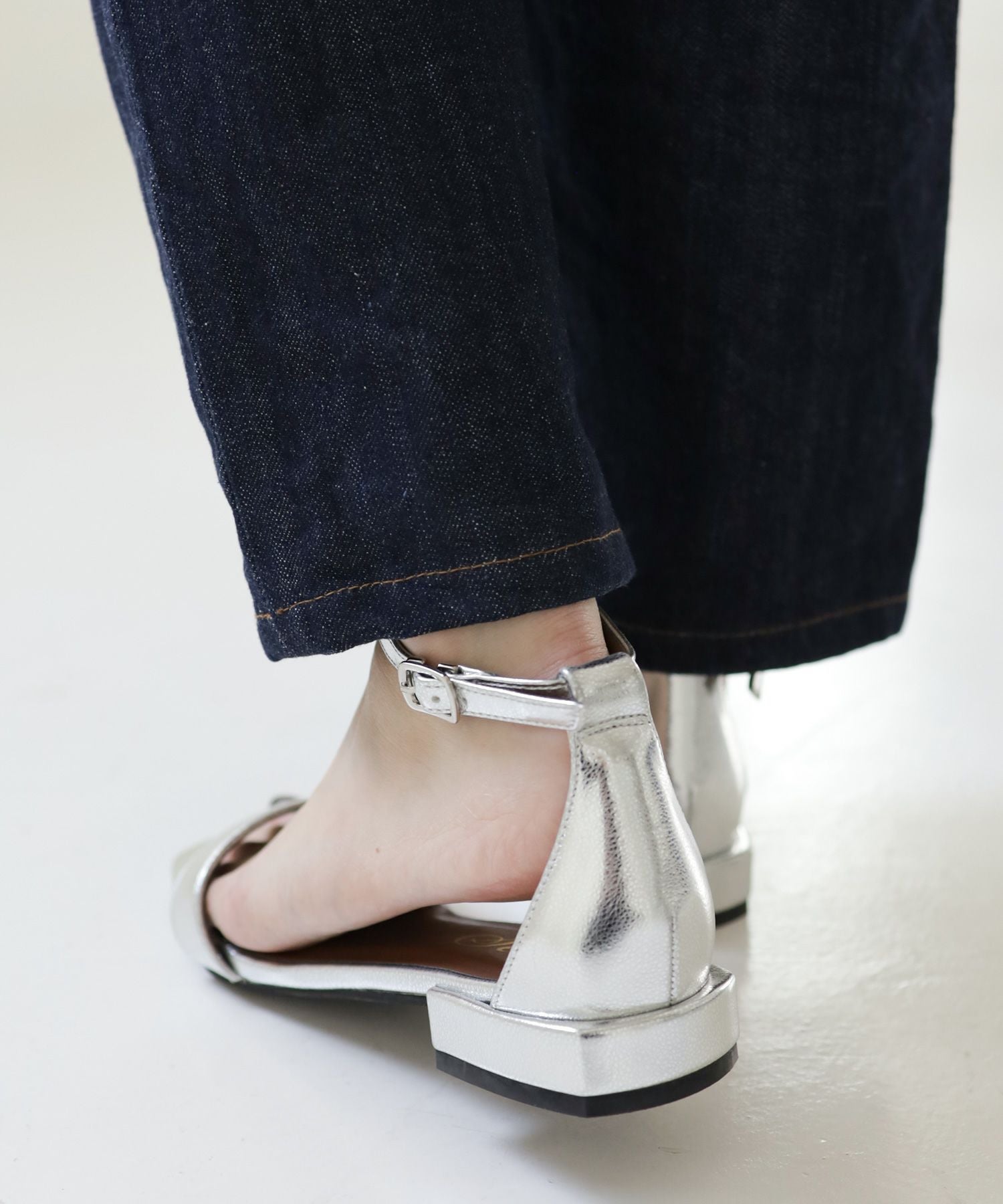 オーバーヒールアンクルストラップバーサンダル