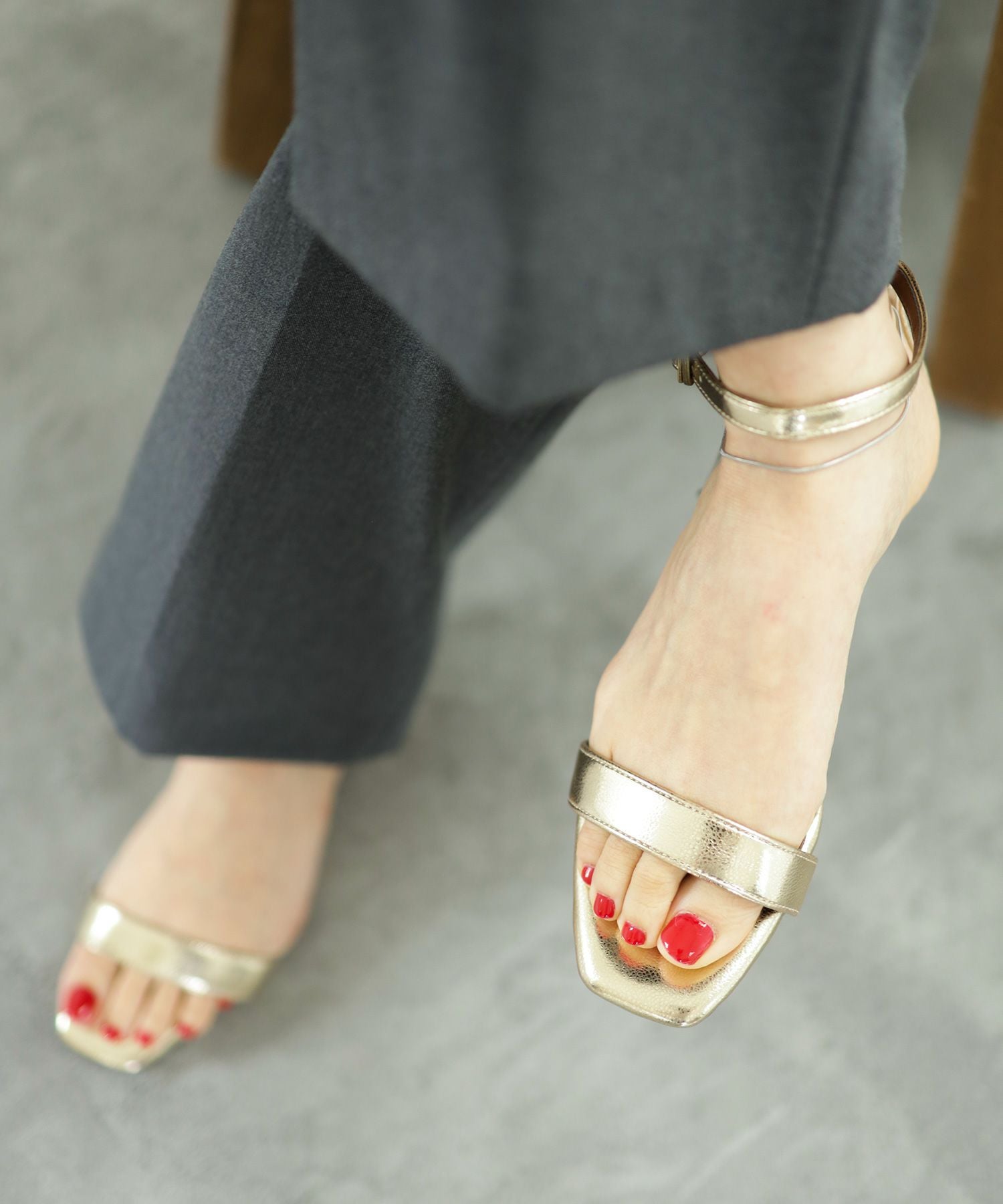 オーバーヒールアンクルストラップバーサンダル