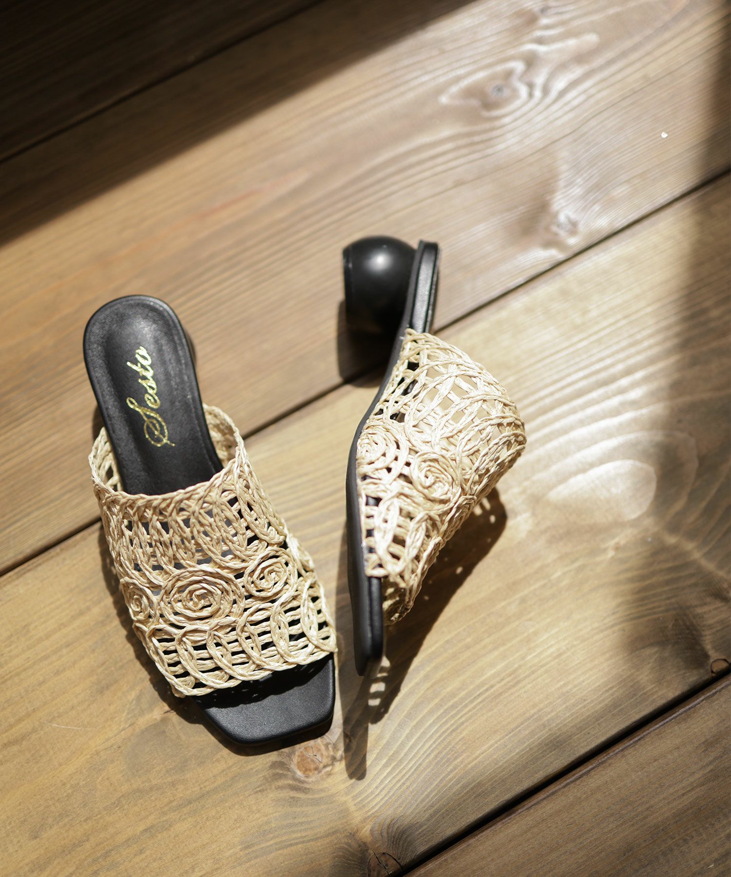 ラフィア編みのサークルウッドヒールミュールサンダル
