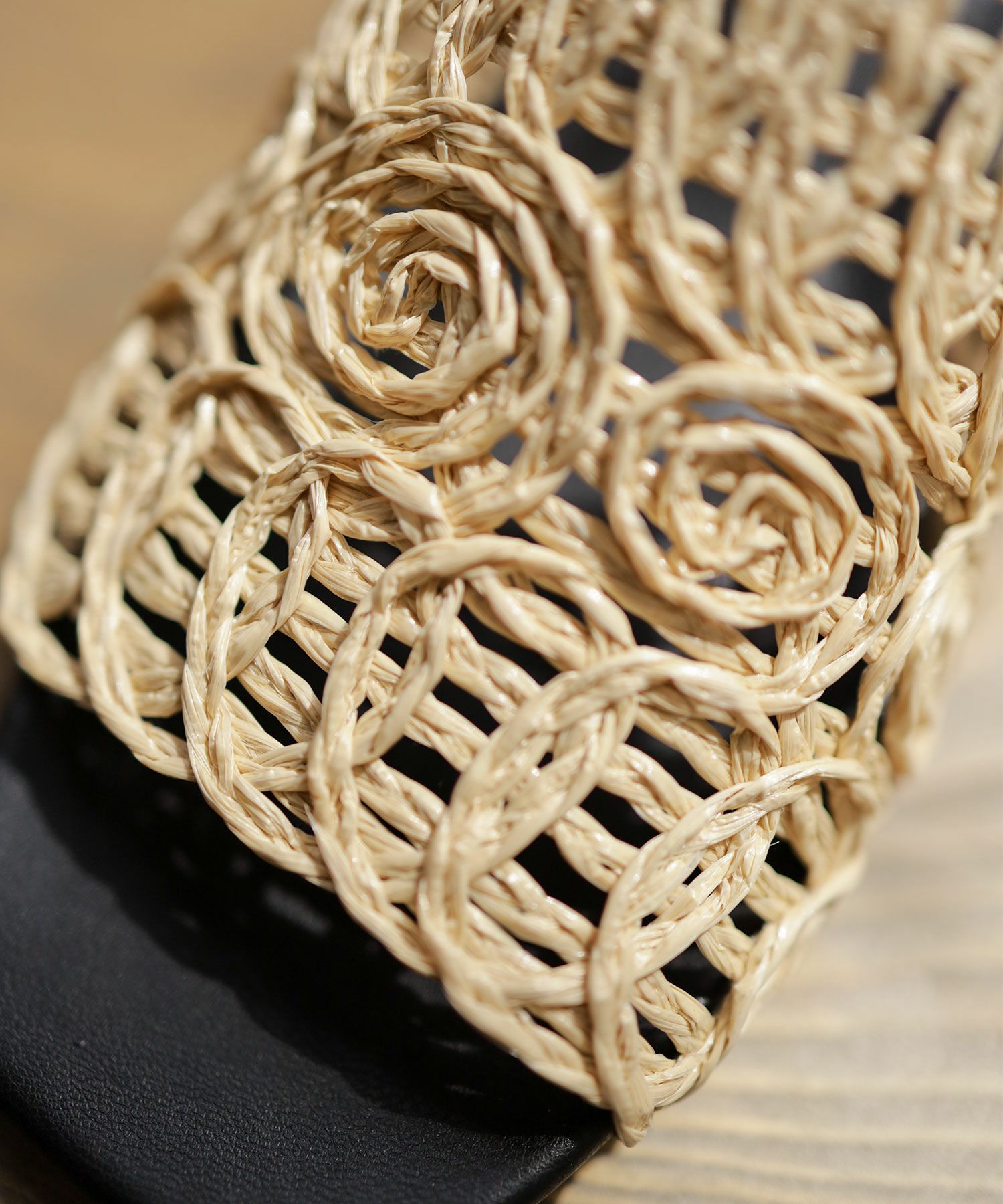 ラフィア編みのサークルウッドヒールミュールサンダル