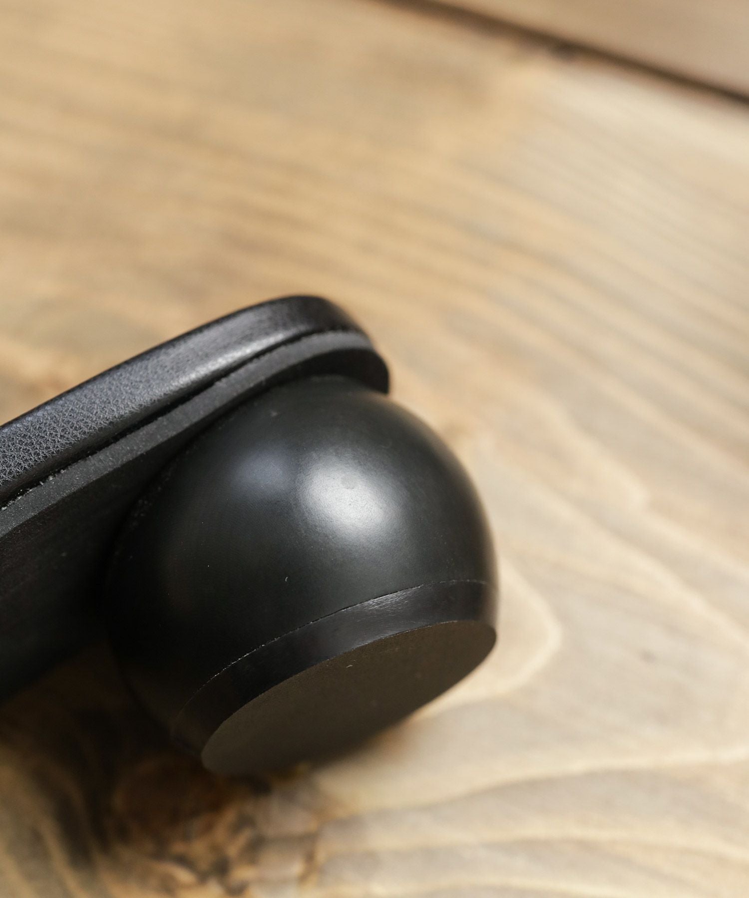 ラフィア編みのサークルウッドヒールミュールサンダル