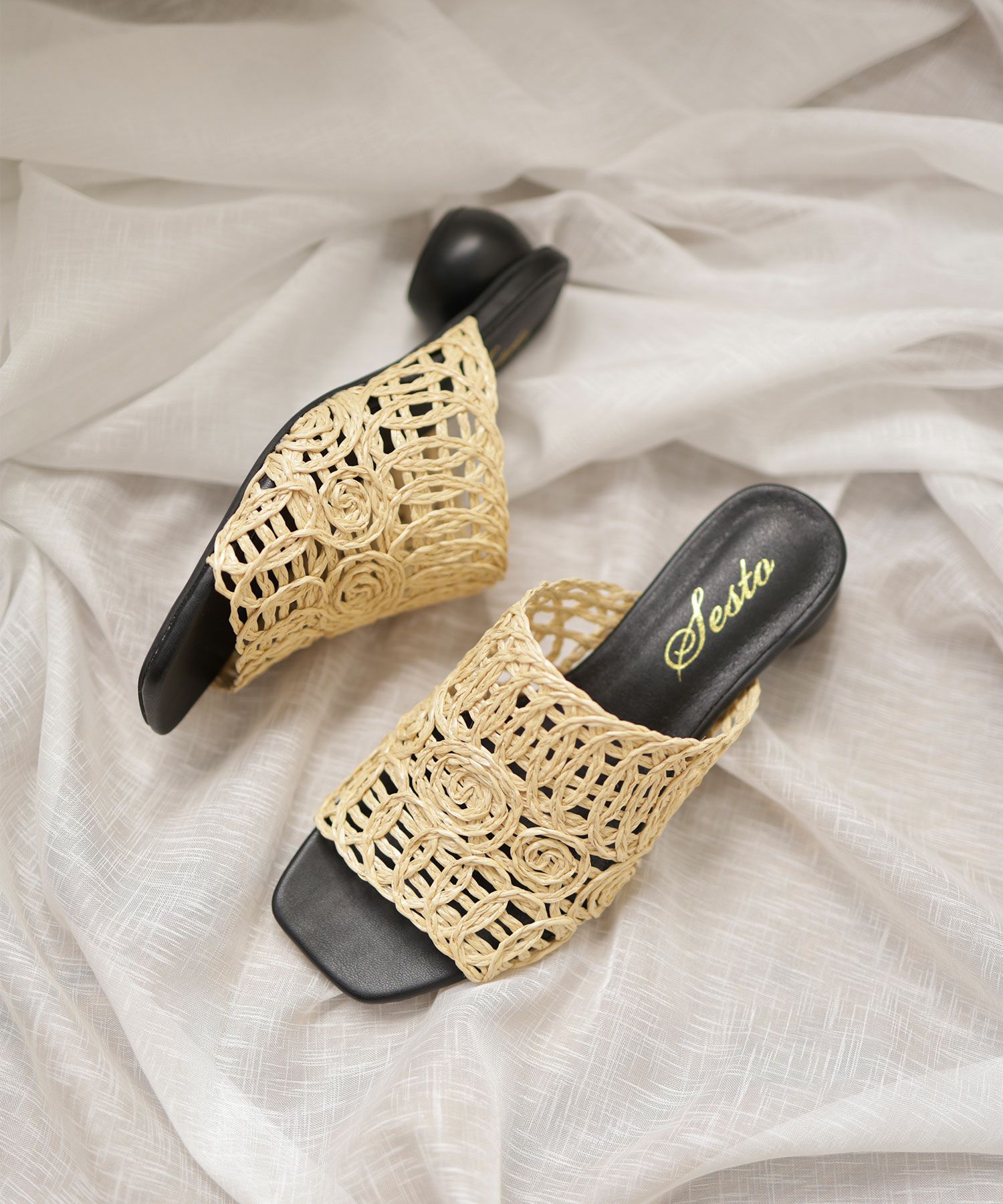 ラフィア編みのサークルウッドヒールミュールサンダル