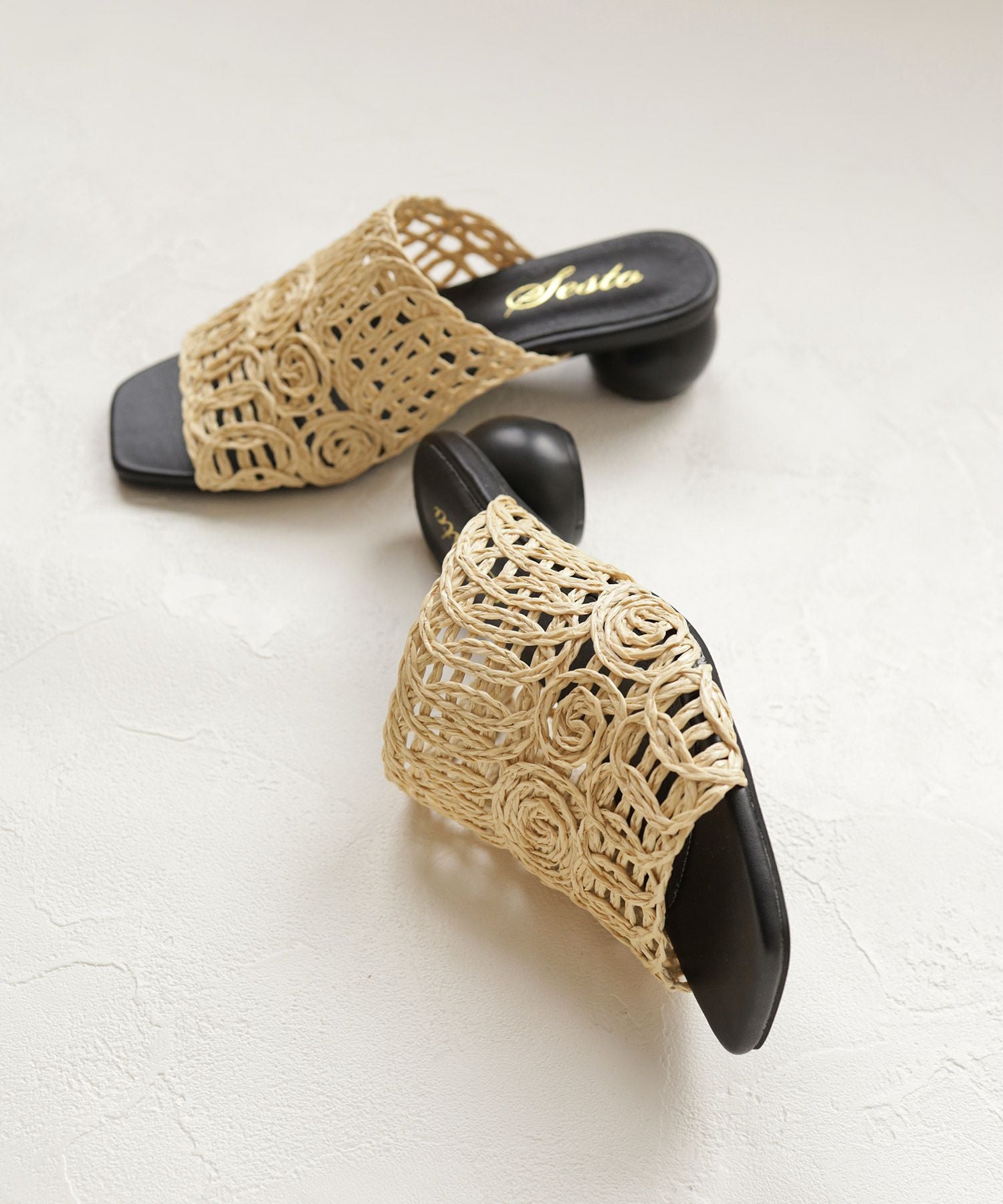 ラフィア編みのサークルウッドヒールミュールサンダル