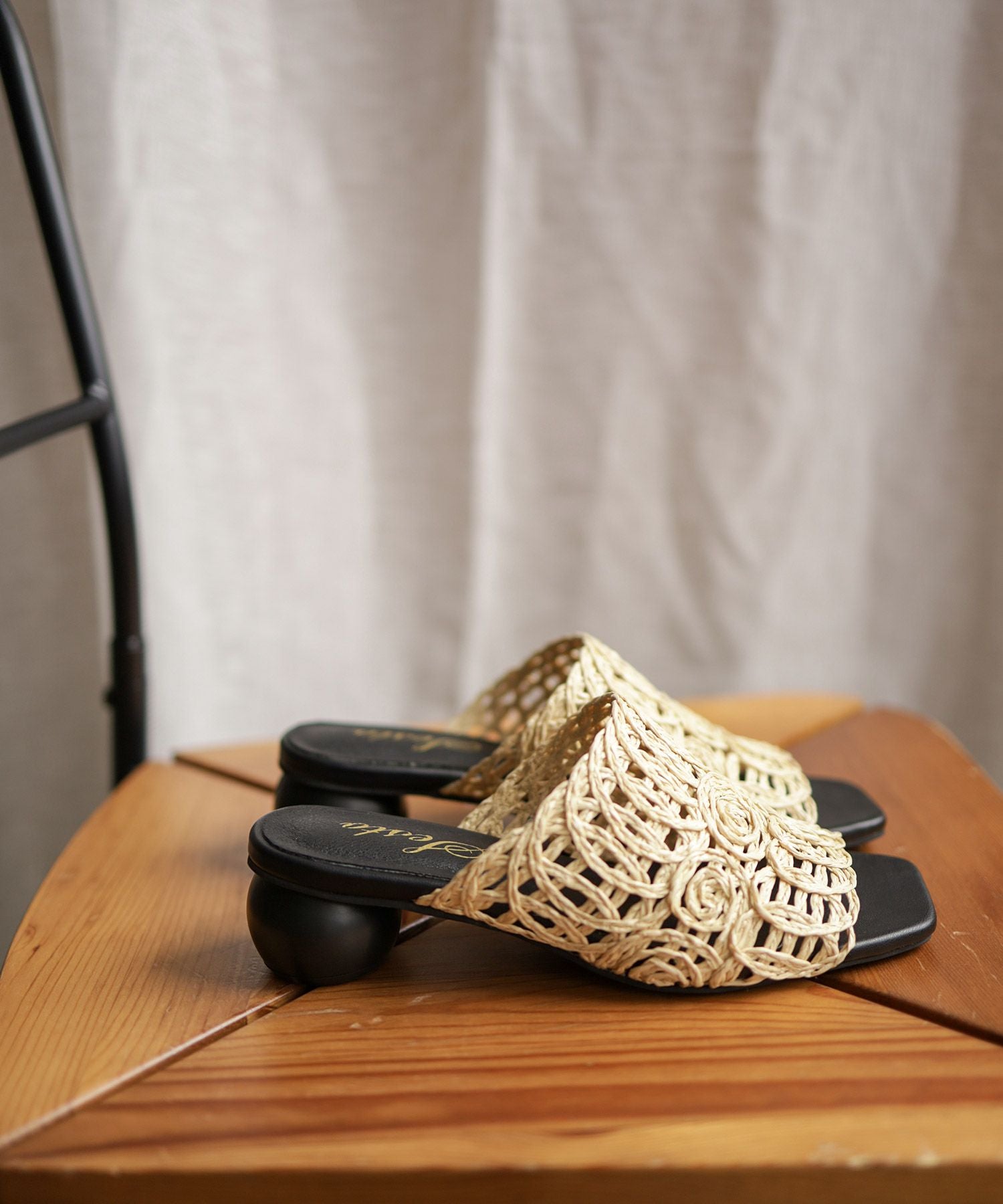 ラフィア編みのサークルウッドヒールミュールサンダル