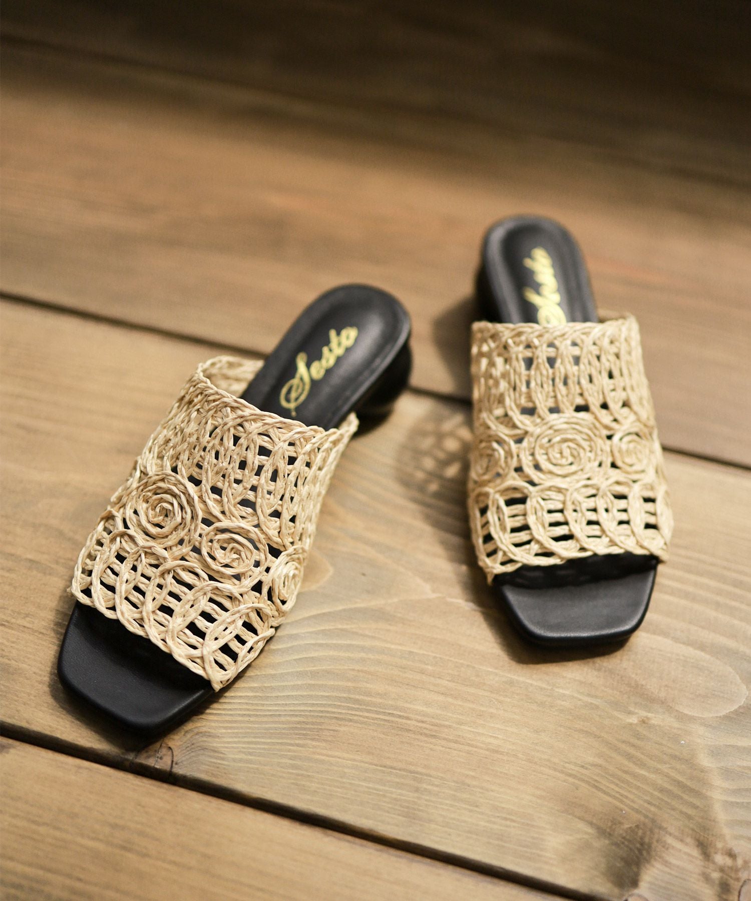 ラフィア編みのサークルウッドヒールミュールサンダル