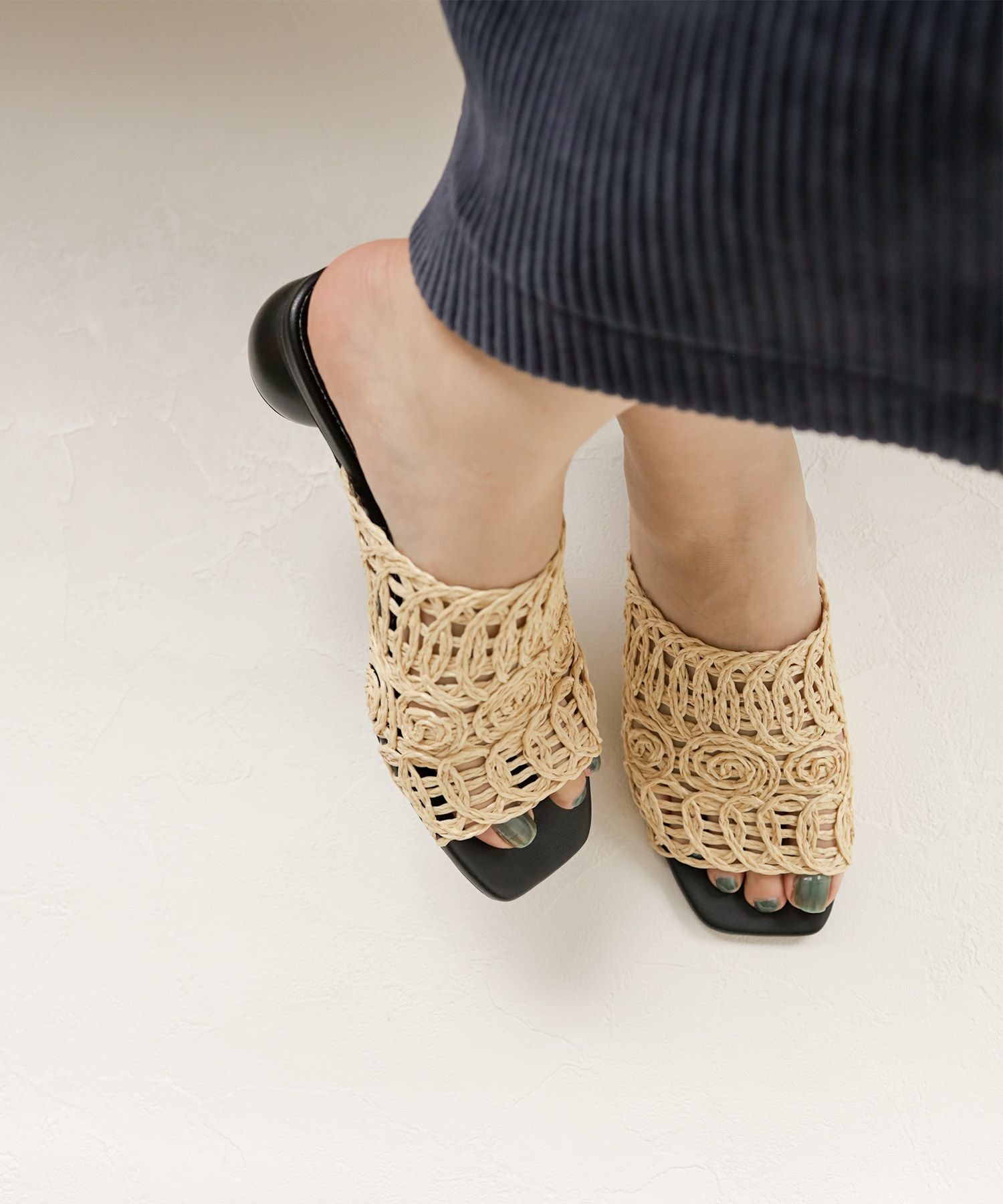ラフィア編みのサークルウッドヒールミュールサンダル