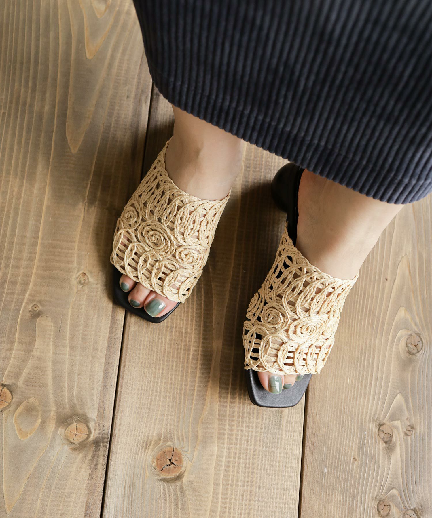 ラフィア編みのサークルウッドヒールミュールサンダル