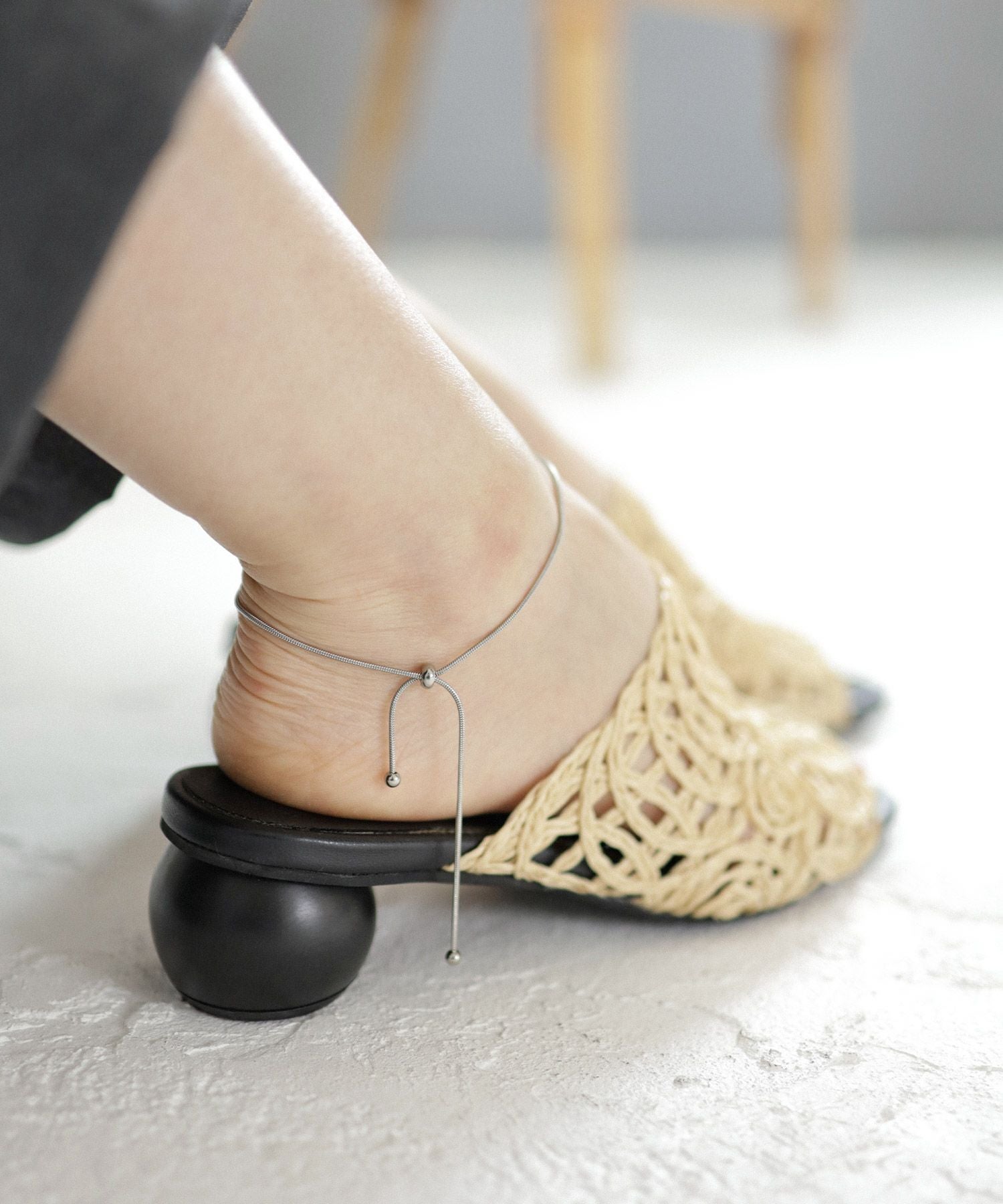 ラフィア編みのサークルウッドヒールミュールサンダル