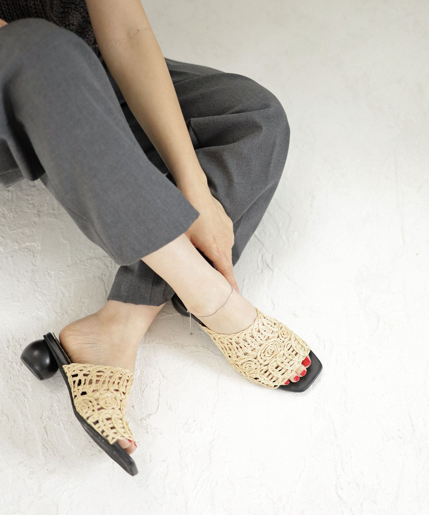 ラフィア編みのサークルウッドヒールミュールサンダル