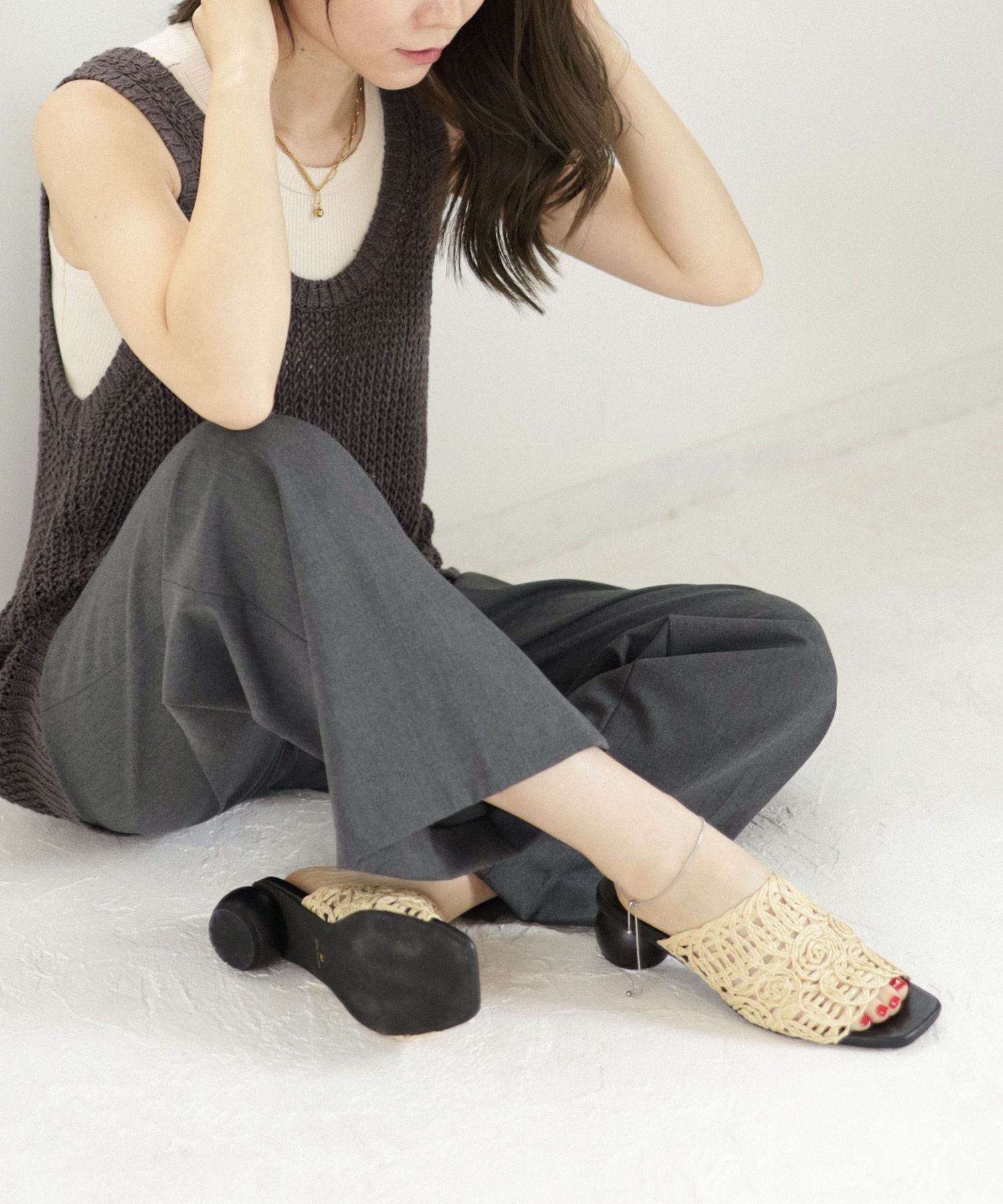 ラフィア編みのサークルウッドヒールミュールサンダル