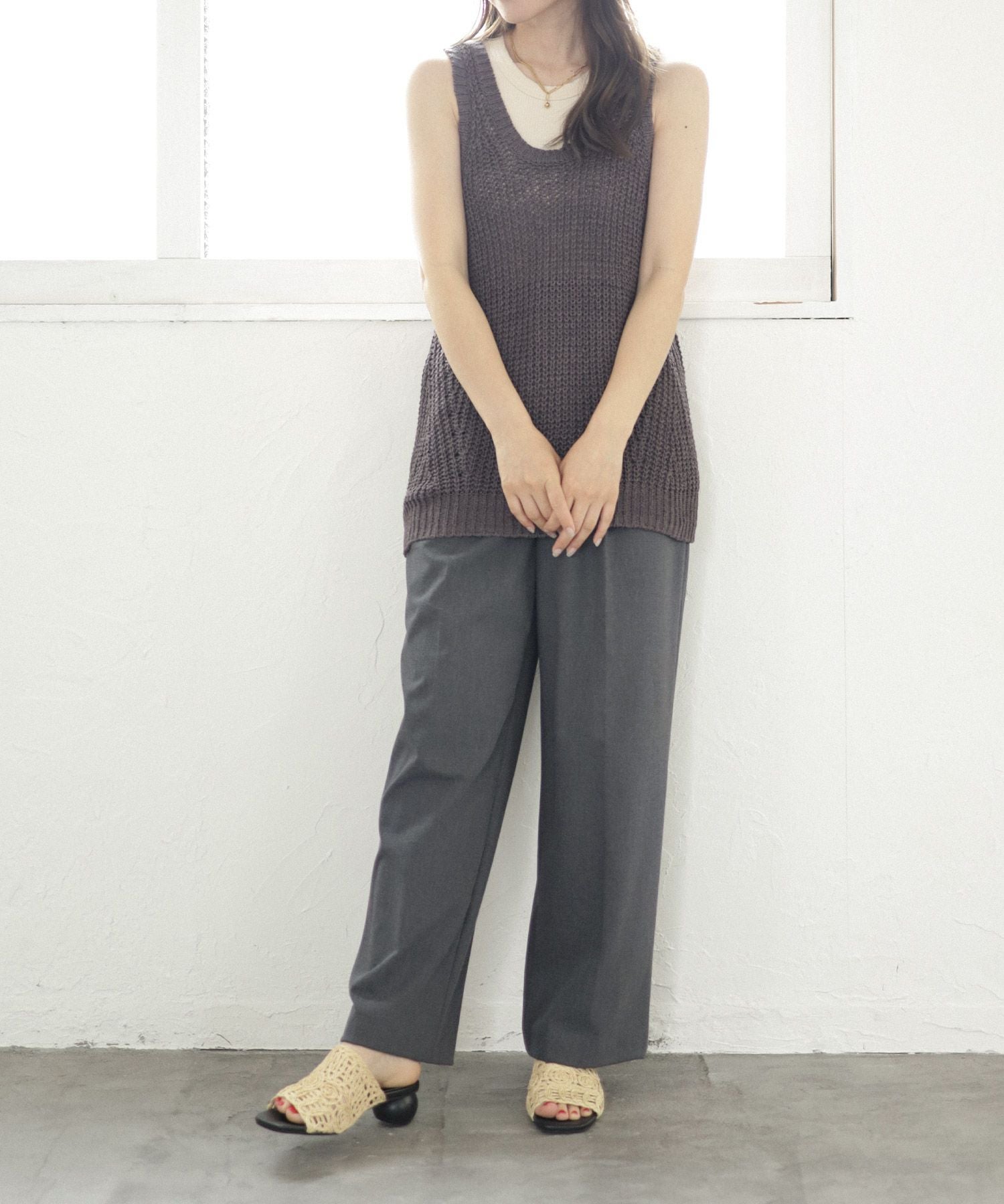 ラフィア編みのサークルウッドヒールミュールサンダル