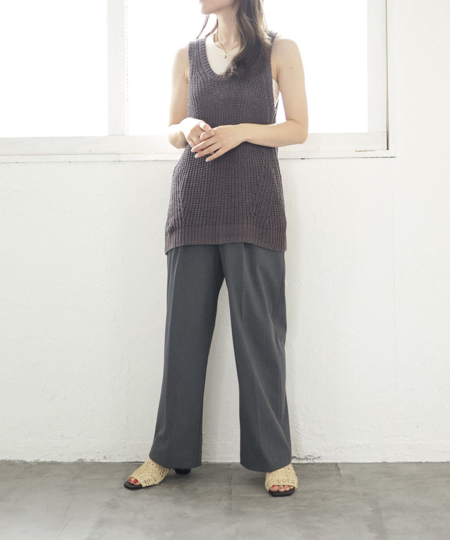 ラフィア編みのサークルウッドヒールミュールサンダル