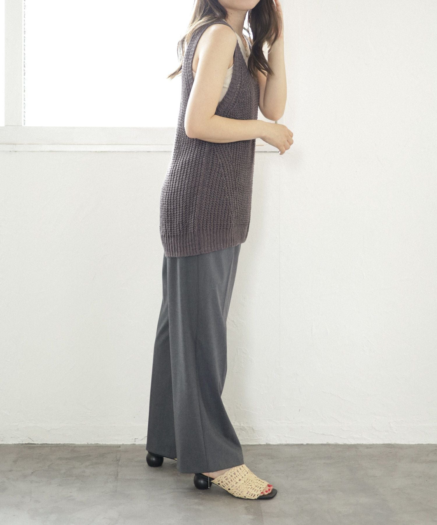 ラフィア編みのサークルウッドヒールミュールサンダル