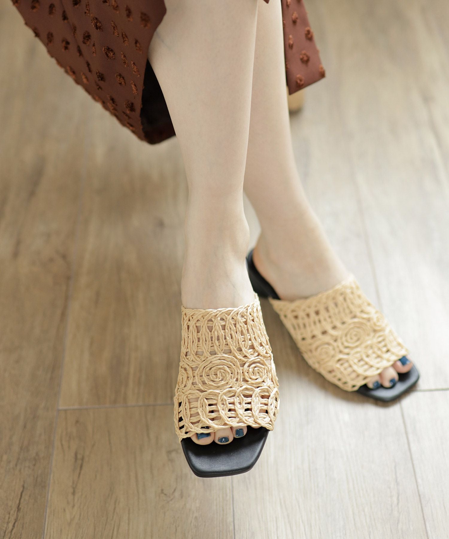 ラフィア編みのサークルウッドヒールミュールサンダル