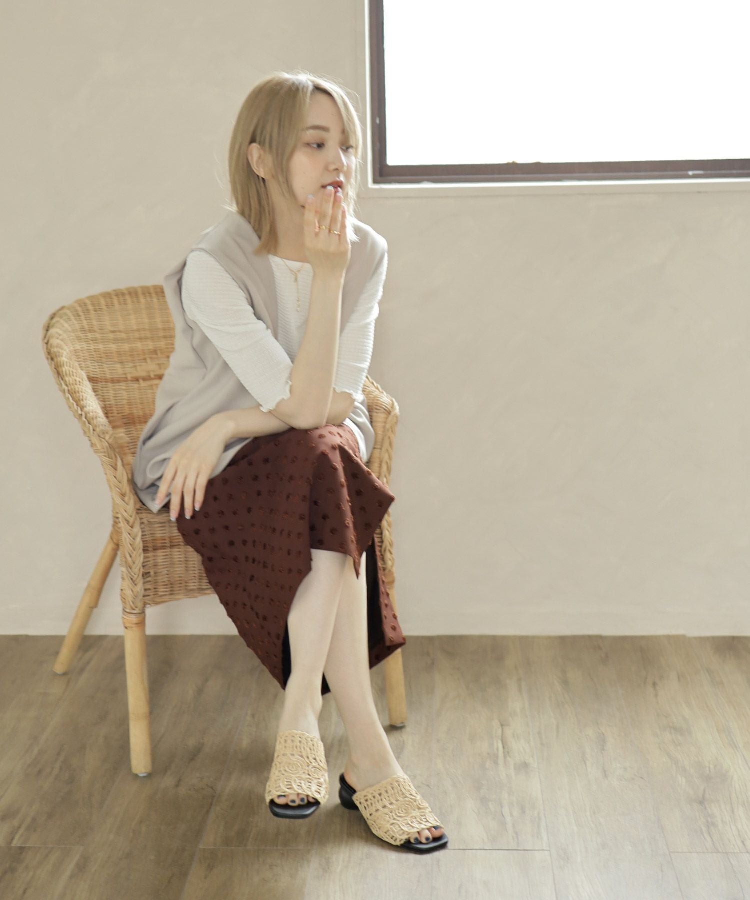 ラフィア編みのサークルウッドヒールミュールサンダル