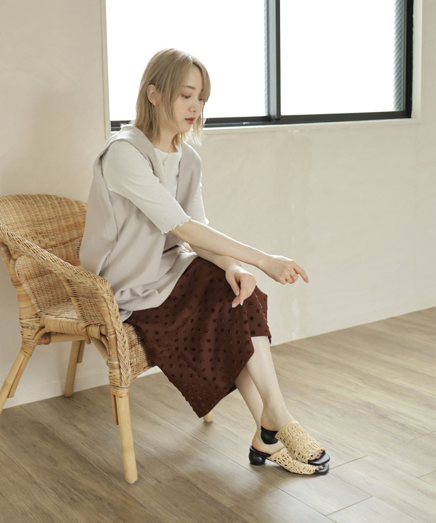 ラフィア編みのサークルウッドヒールミュールサンダル