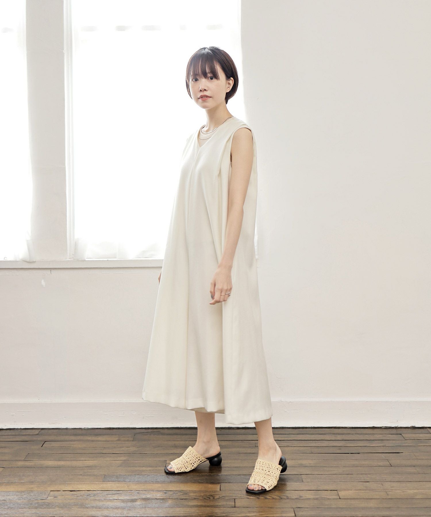 ラフィア編みのサークルウッドヒールミュールサンダル