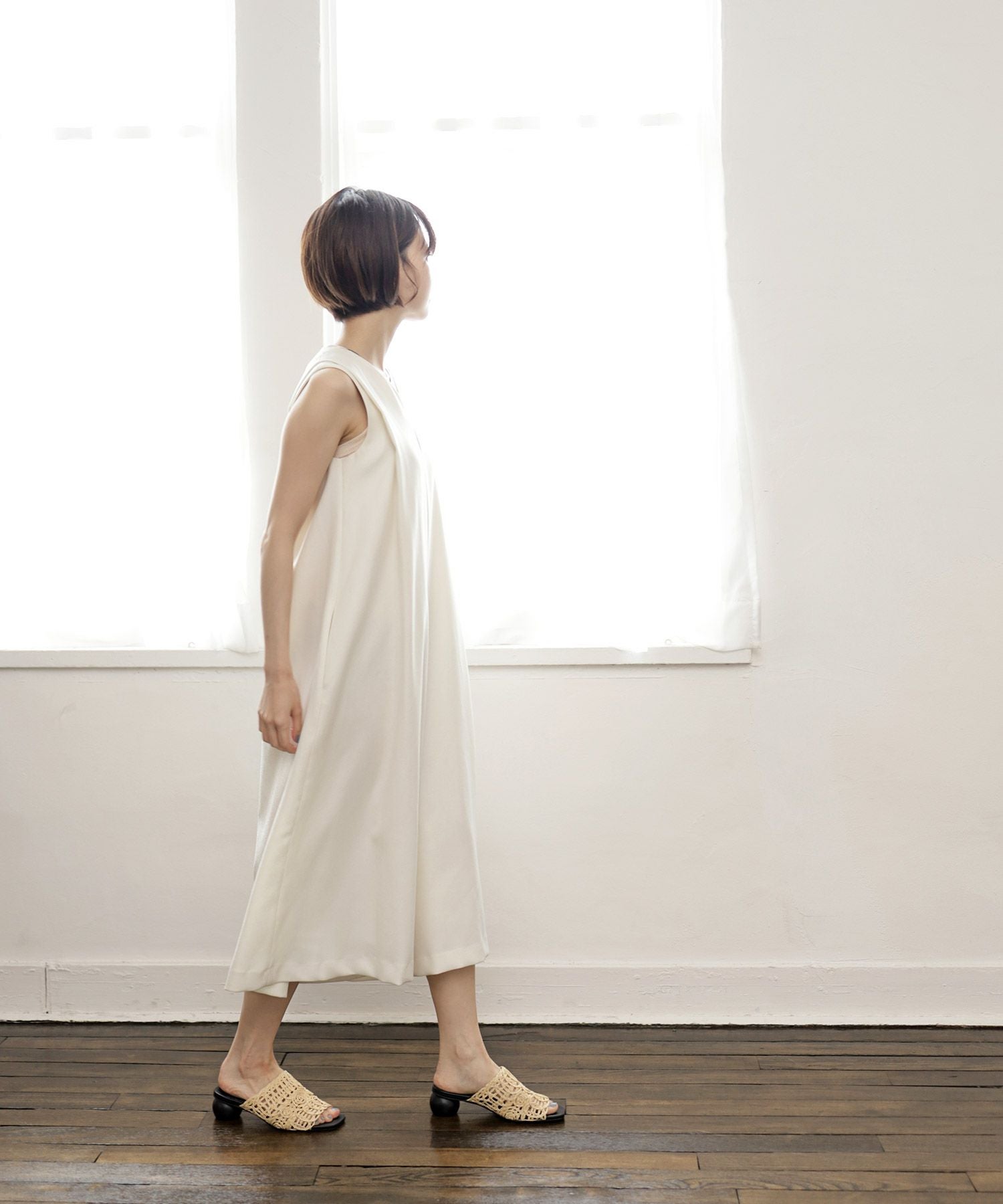 ラフィア編みのサークルウッドヒールミュールサンダル