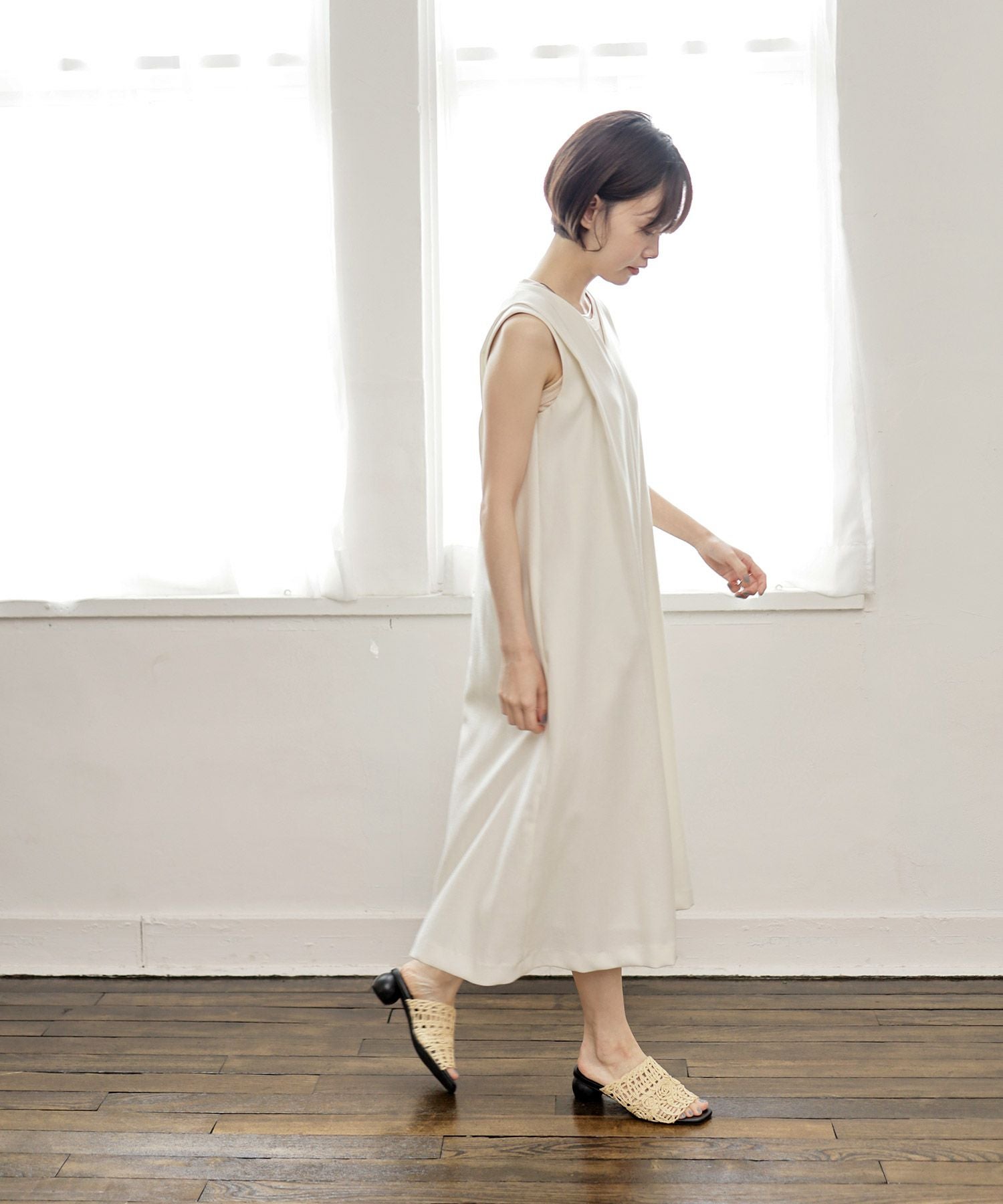 ラフィア編みのサークルウッドヒールミュールサンダル