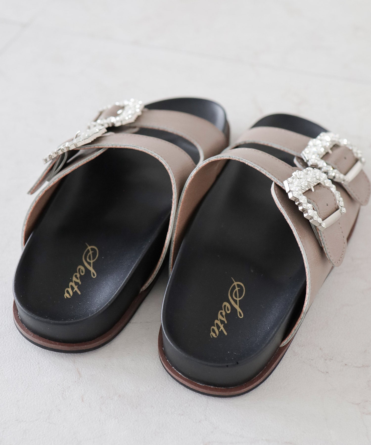 ビジューモチーフフットベッドサンダル