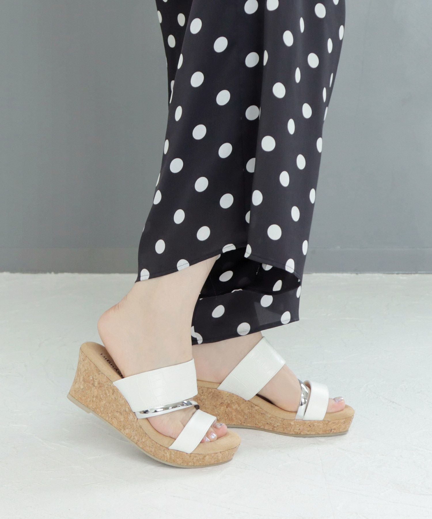 【4E幅広・大きいサイズ】クロコ調カジュアルウェッジミュールサンダル ▲返品交換不可