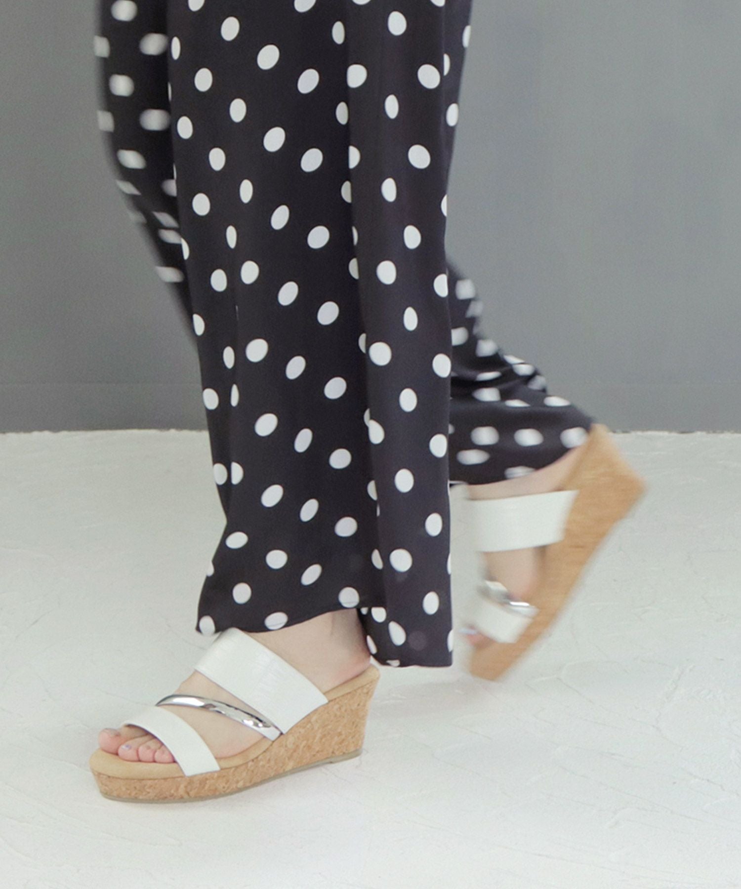 【4E幅広・大きいサイズ】クロコ調カジュアルウェッジミュールサンダル ▲返品交換不可