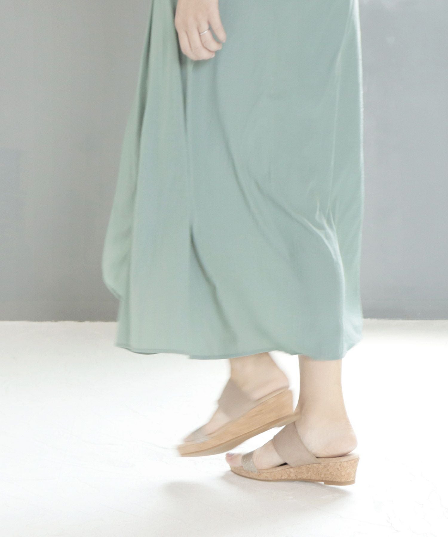 【4E幅広・大きいサイズ】ウェッジソールラメサンダル ▲返品交換不可